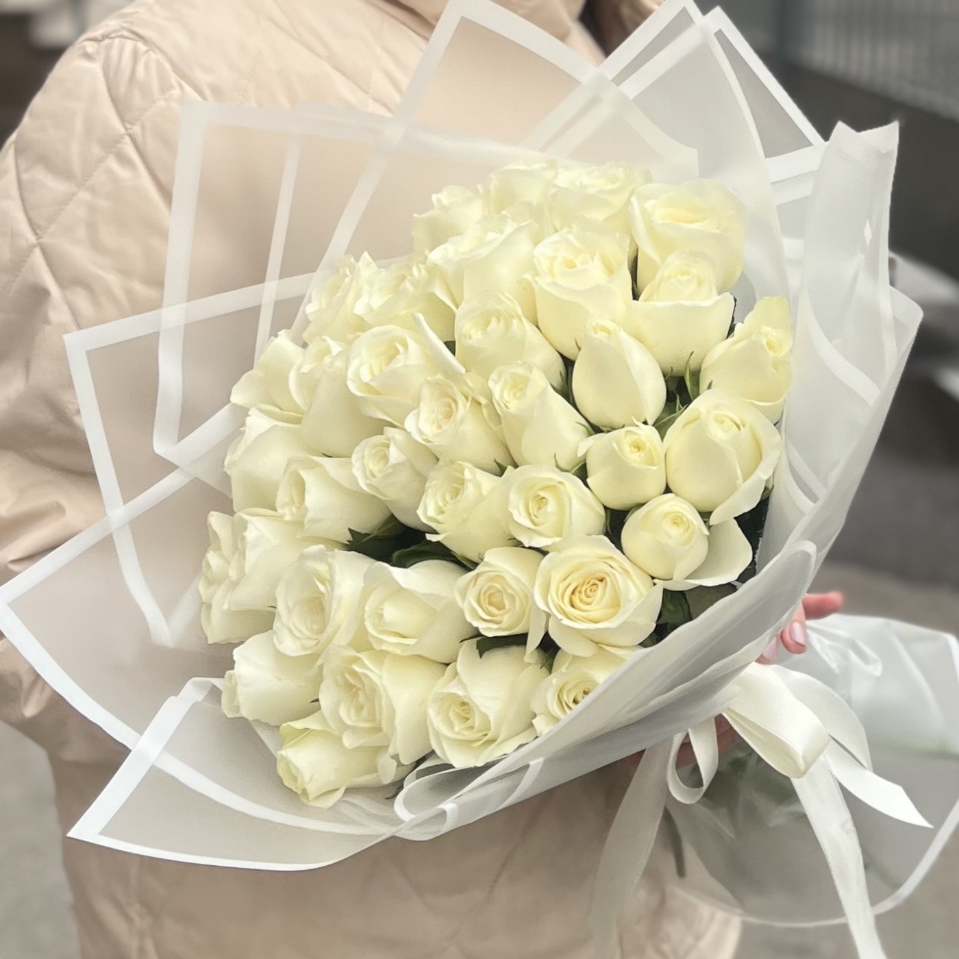 35 белых роз 40 см