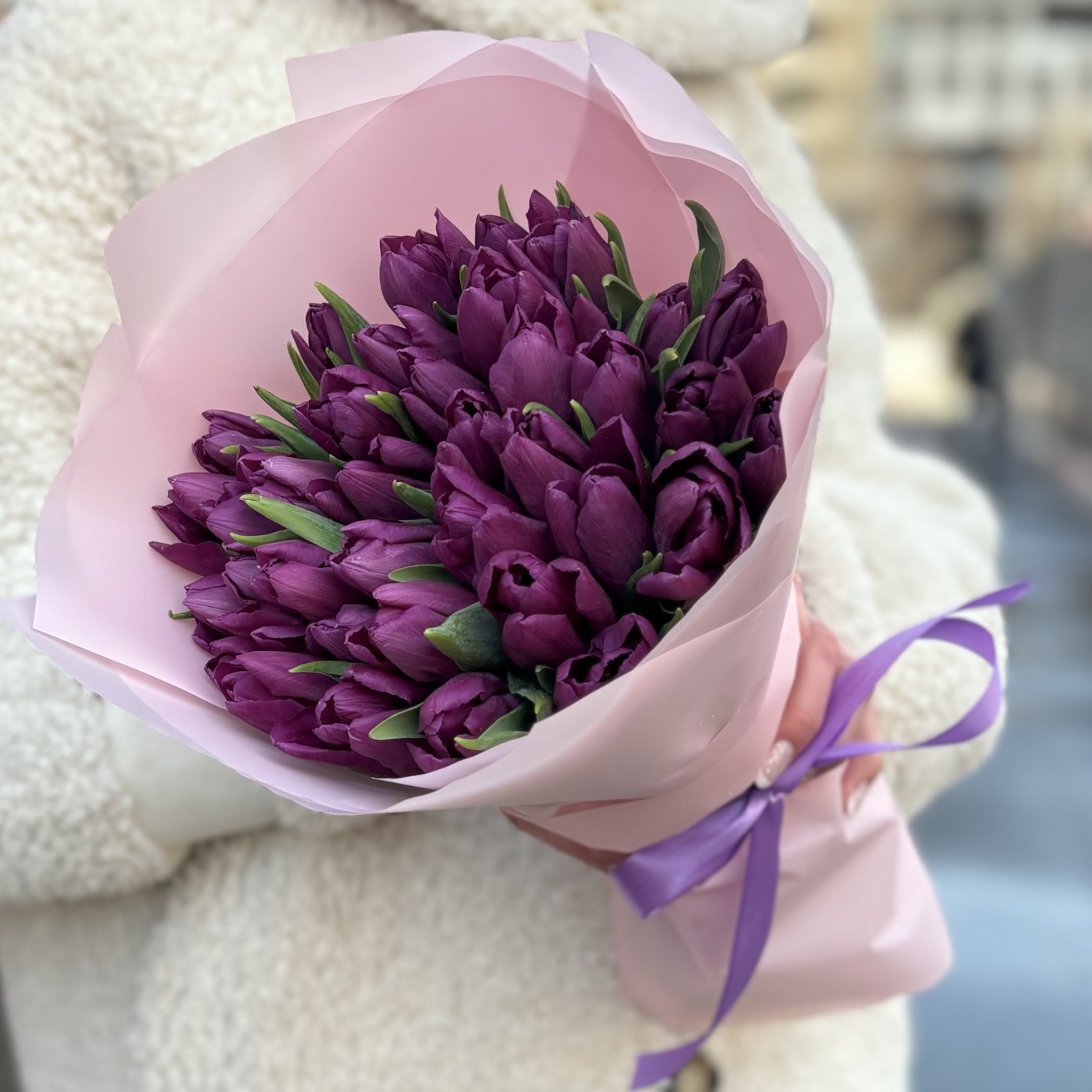 35 фиолетовых тюльпанов