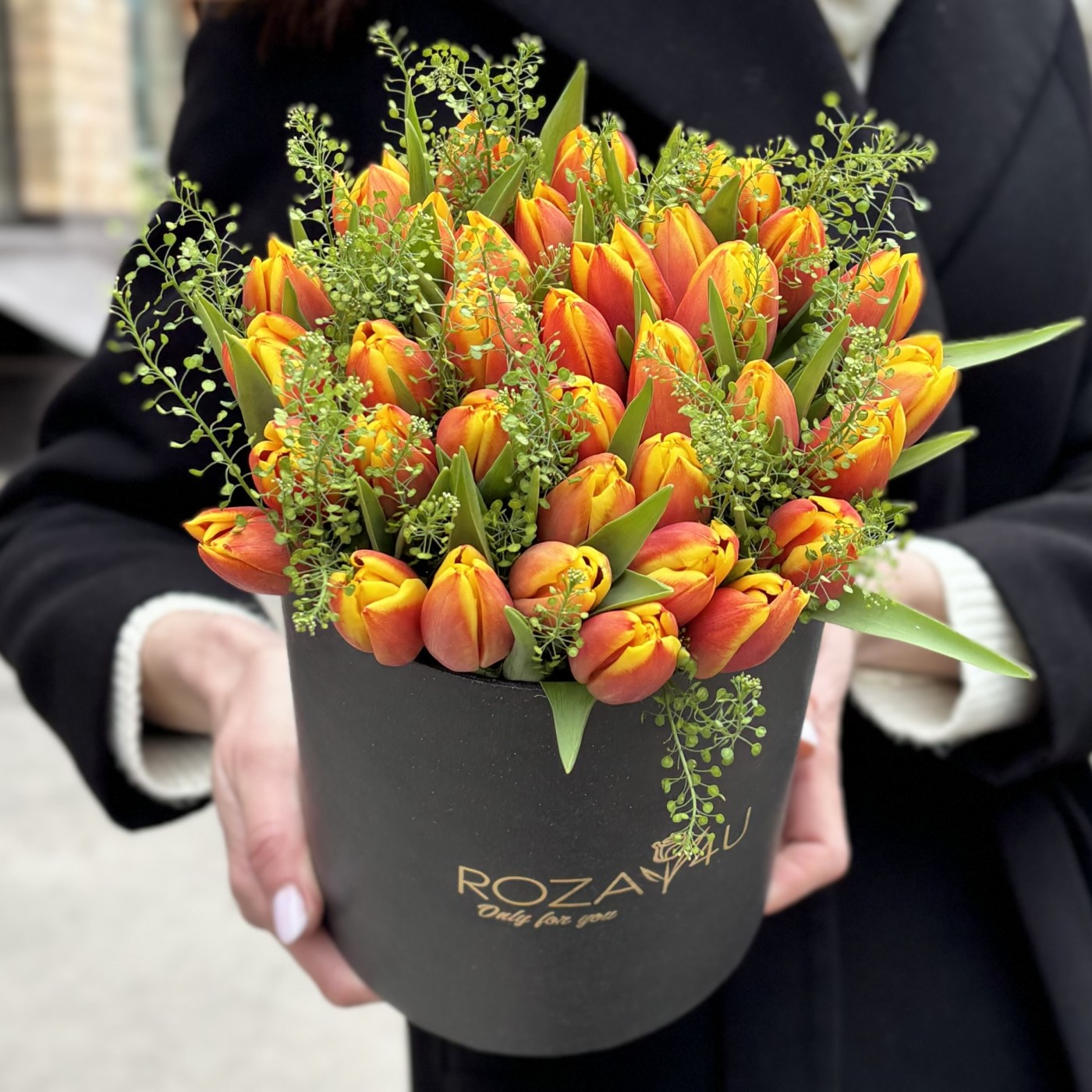 35 красно-желтых тюльпанов Денмарк в коробке