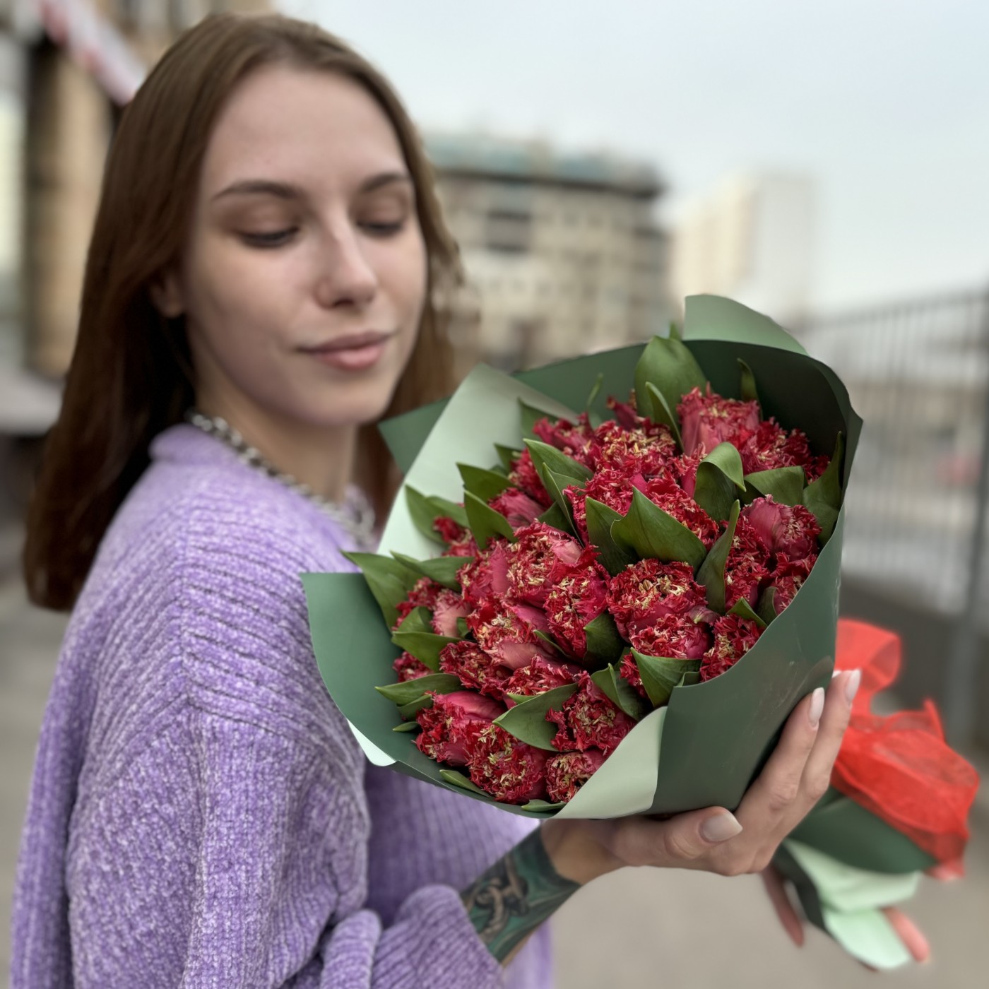 35 махровых красных тюльпанов Ля мур