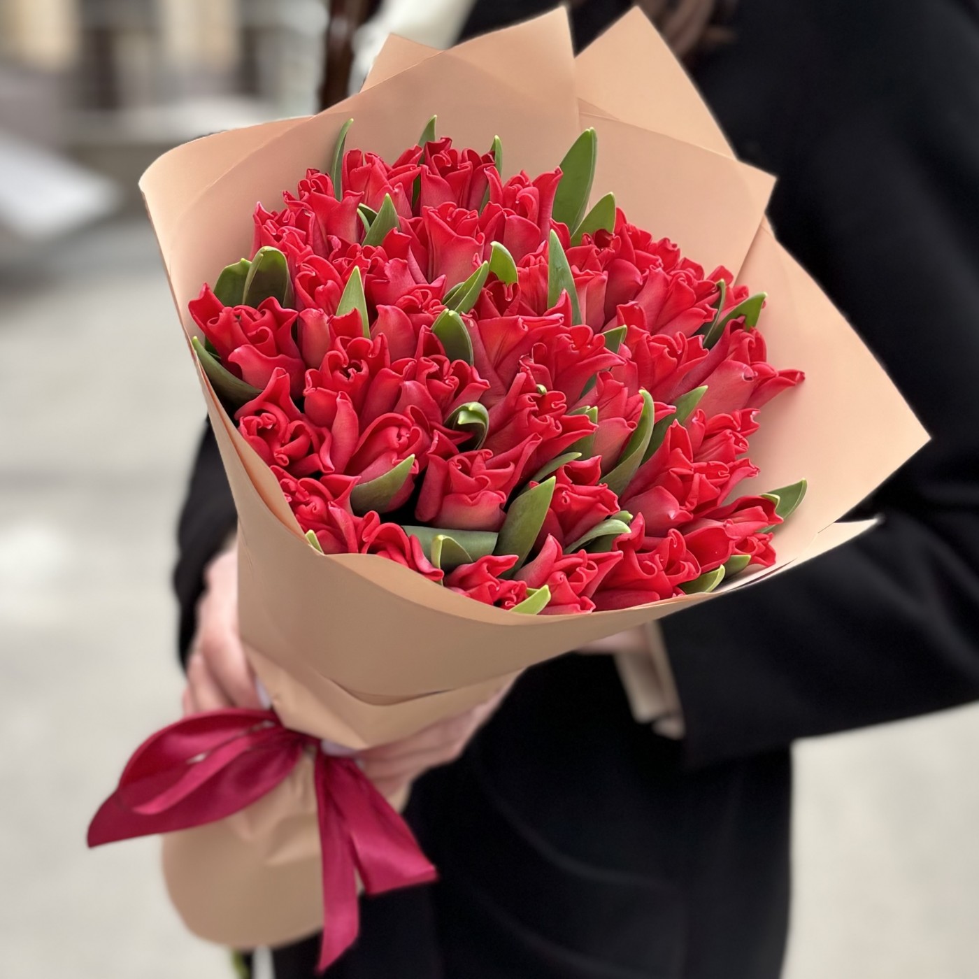 35 красных тюльпанов Ред Дресс в упаковке