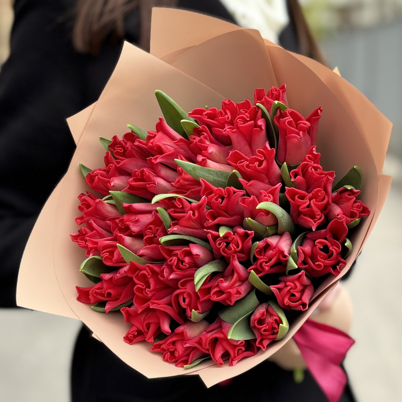 35 красных тюльпанов Ред Дресс в упаковке