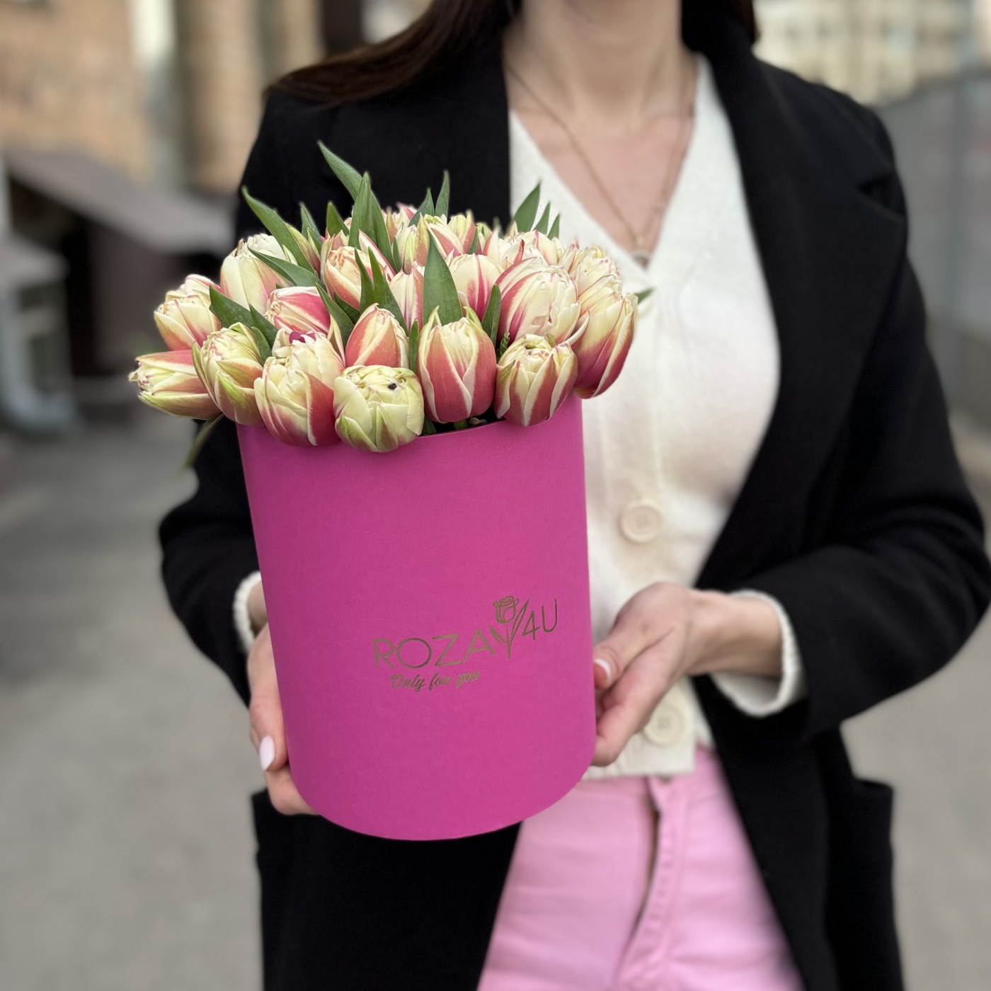 35 пионовидных красно-белых тюльпанов в коробке