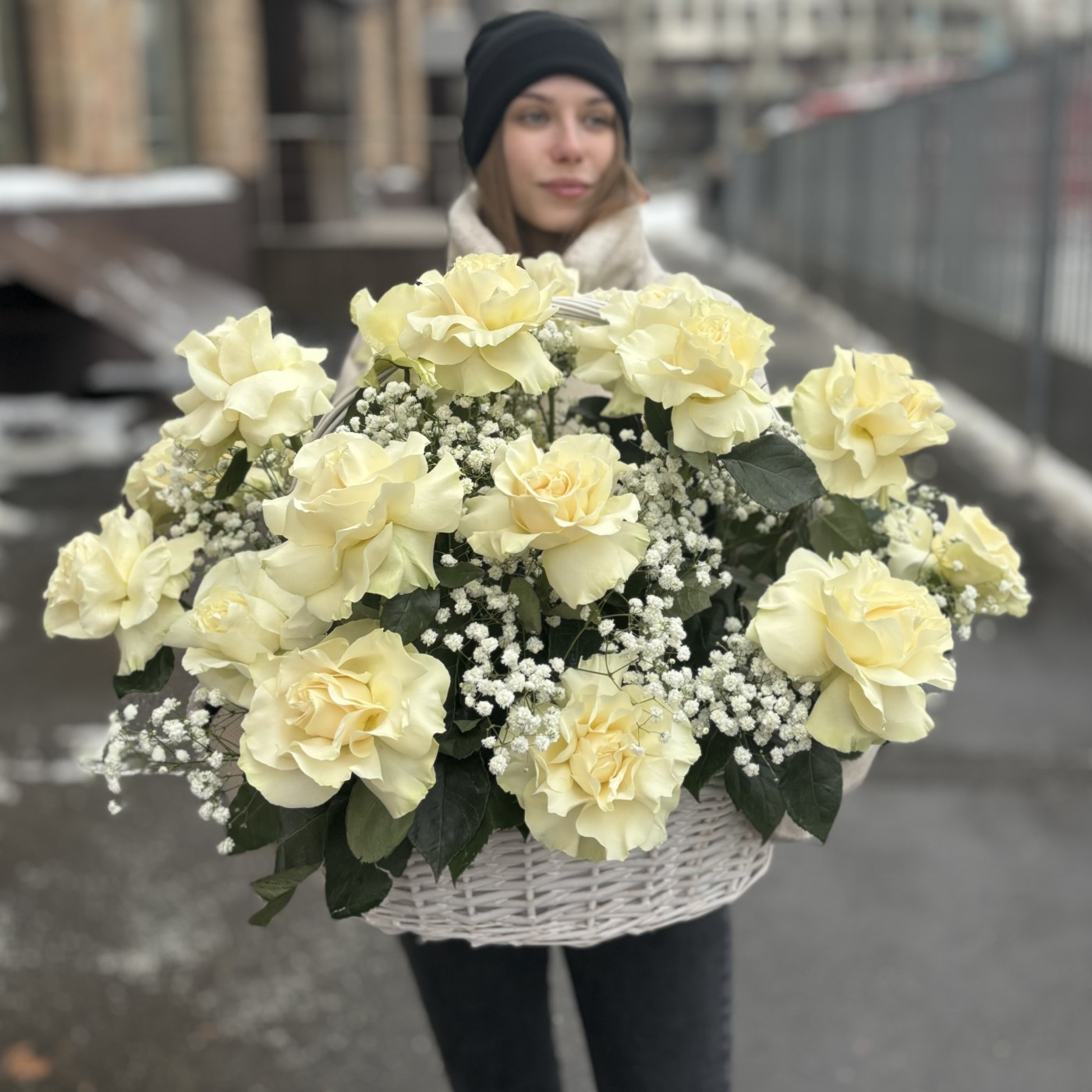 25 пышных белых роз в корзине