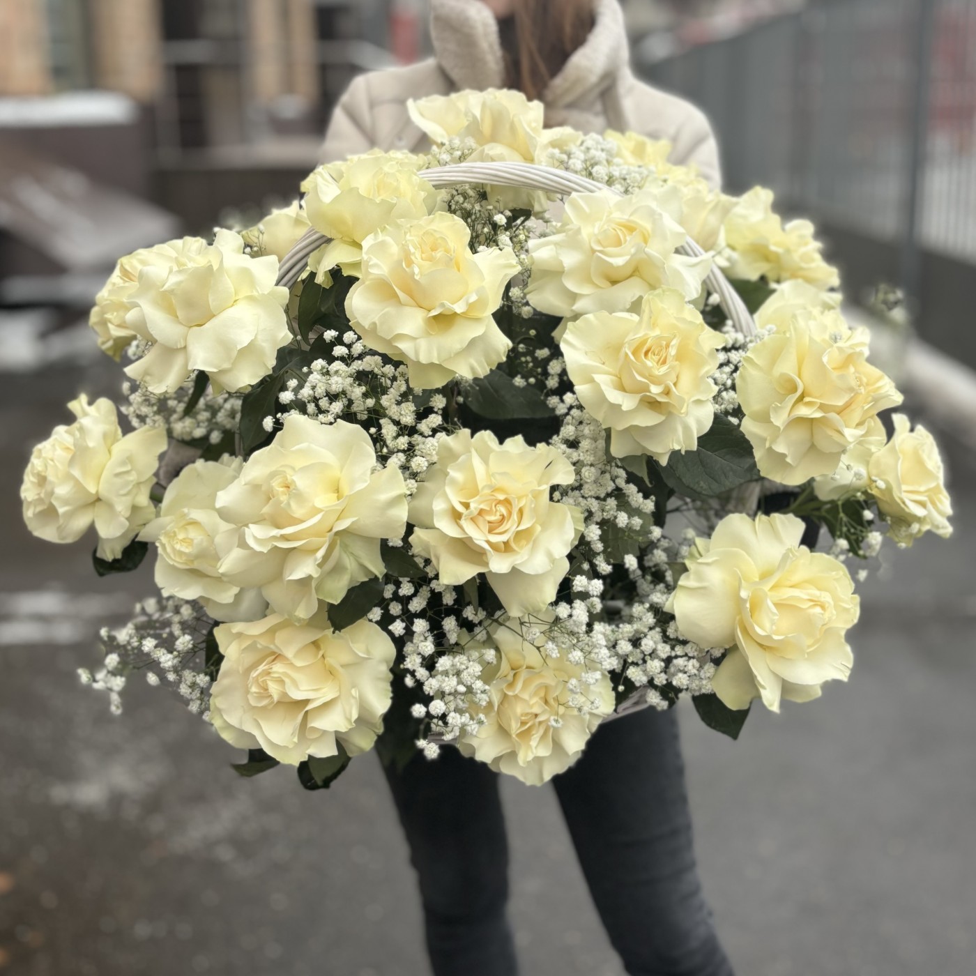25 пышных белых роз в корзине