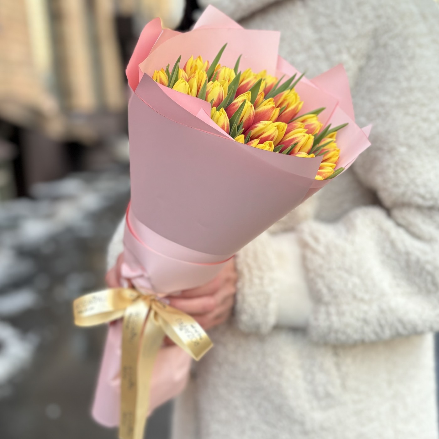 35 красно-желтых тюльпанов Денмарк