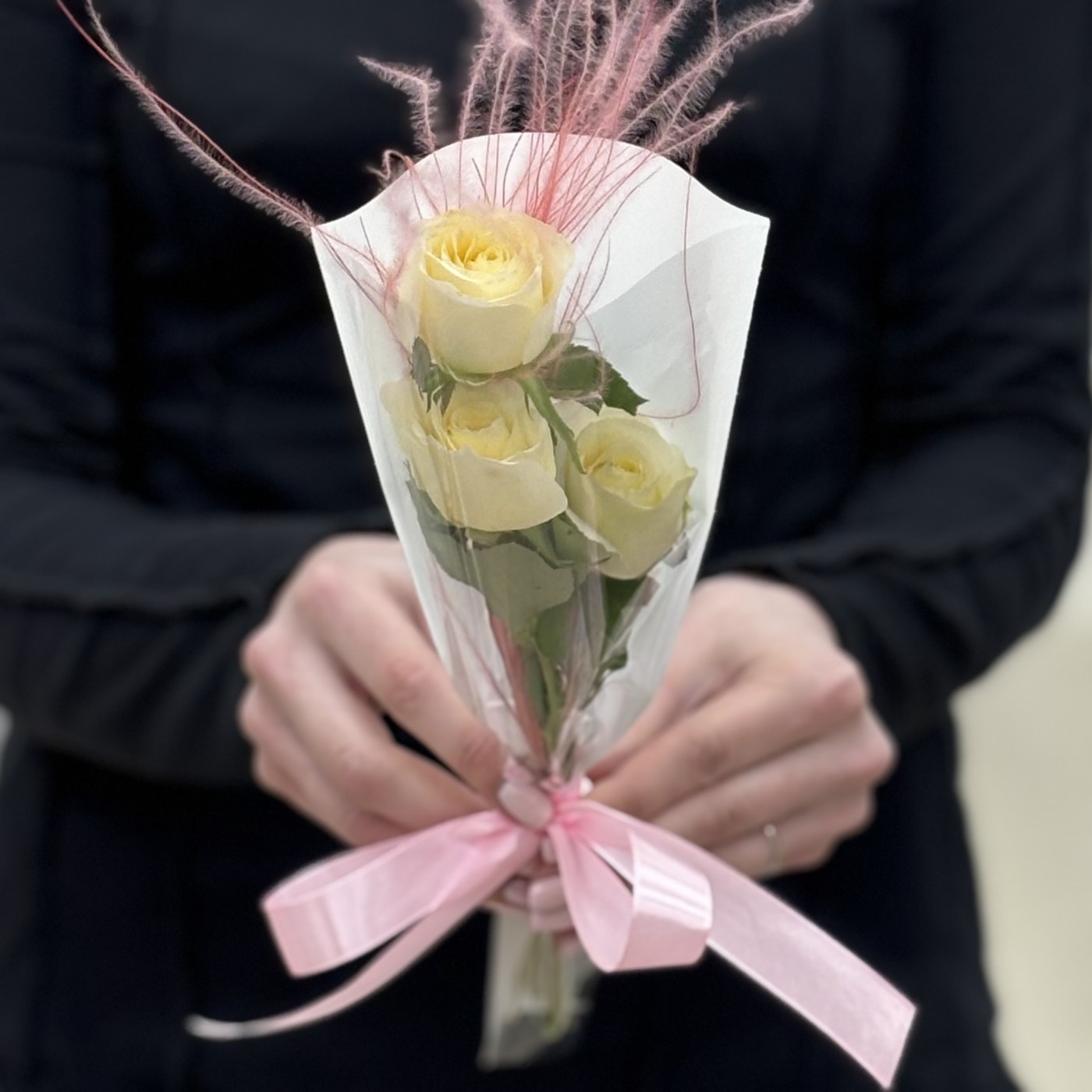 3 белые розы в упаковке