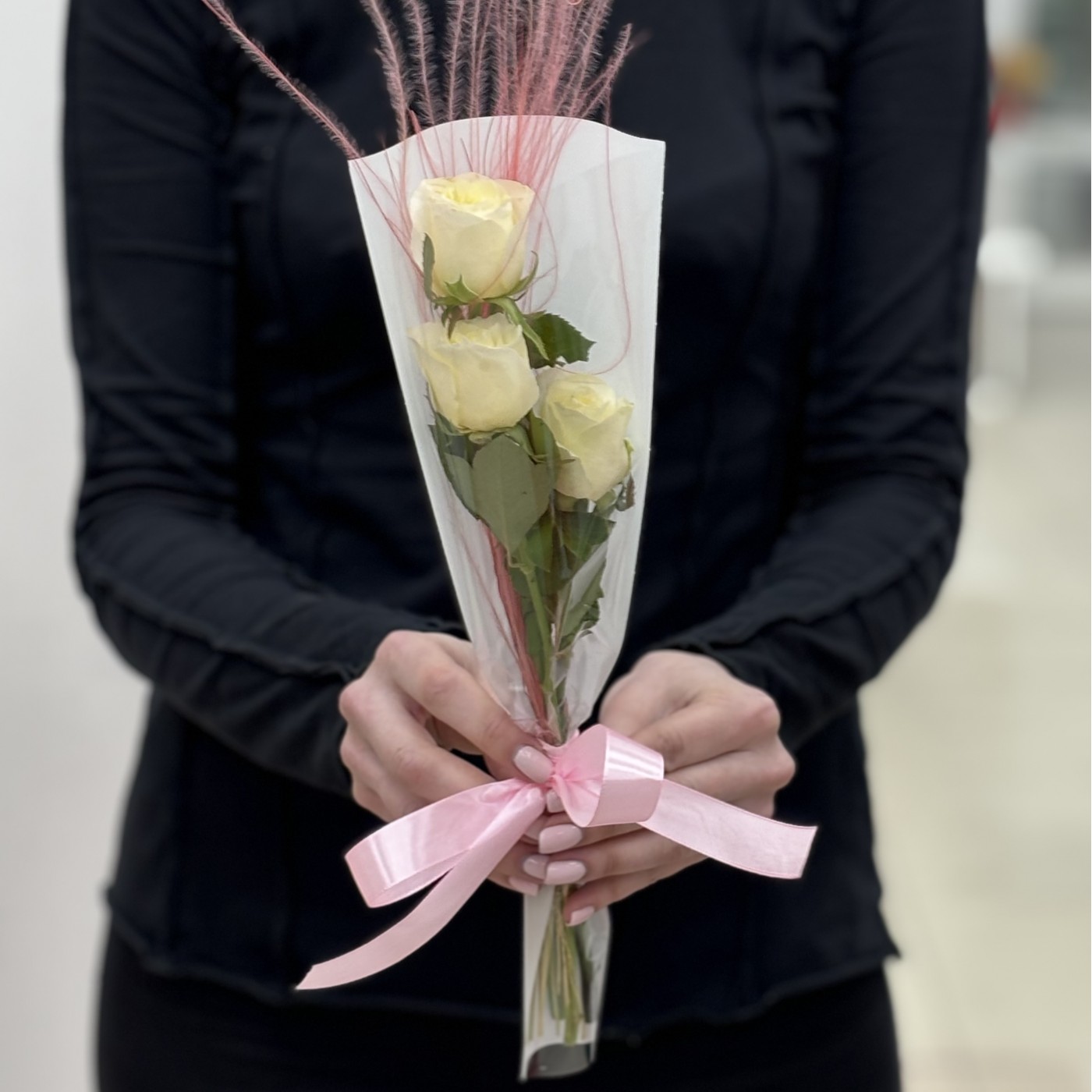 3 белые розы в упаковке