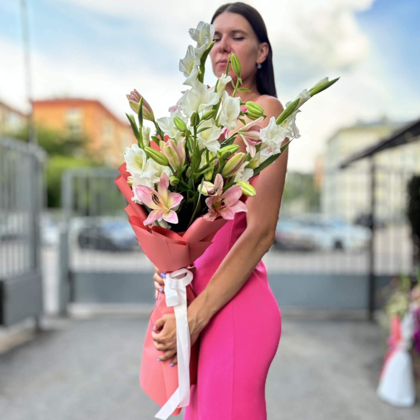 3 белых гладиолуса с розовыми лилиями