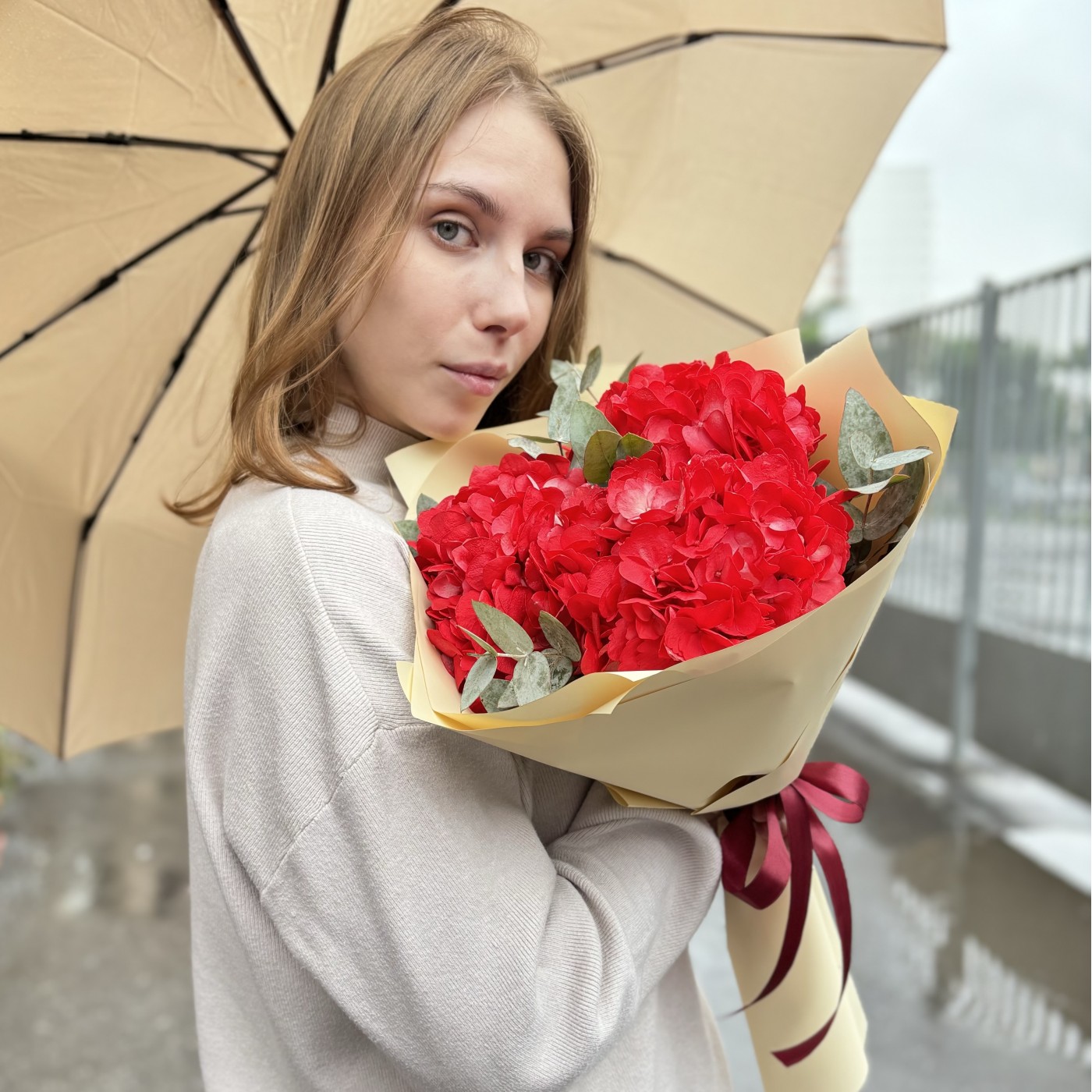 3 красные гортензии с эвкалиптом