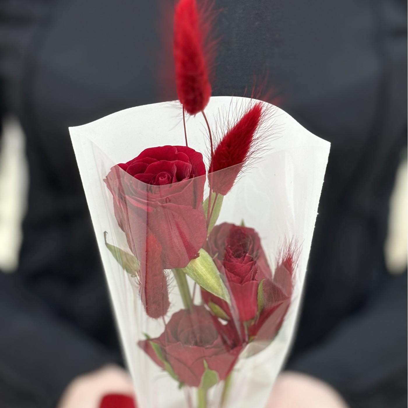 3 красные розы в упаковке
