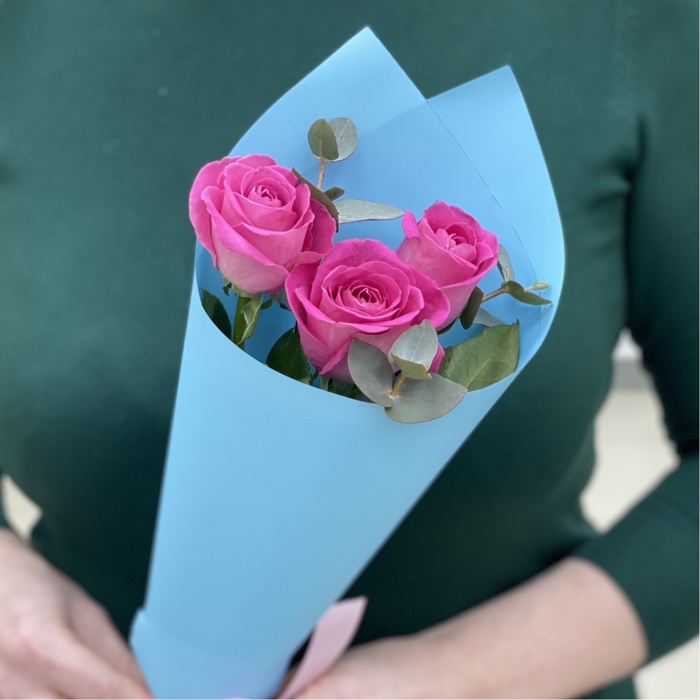 3 розы Аква с эвкалиптом в упаковке
