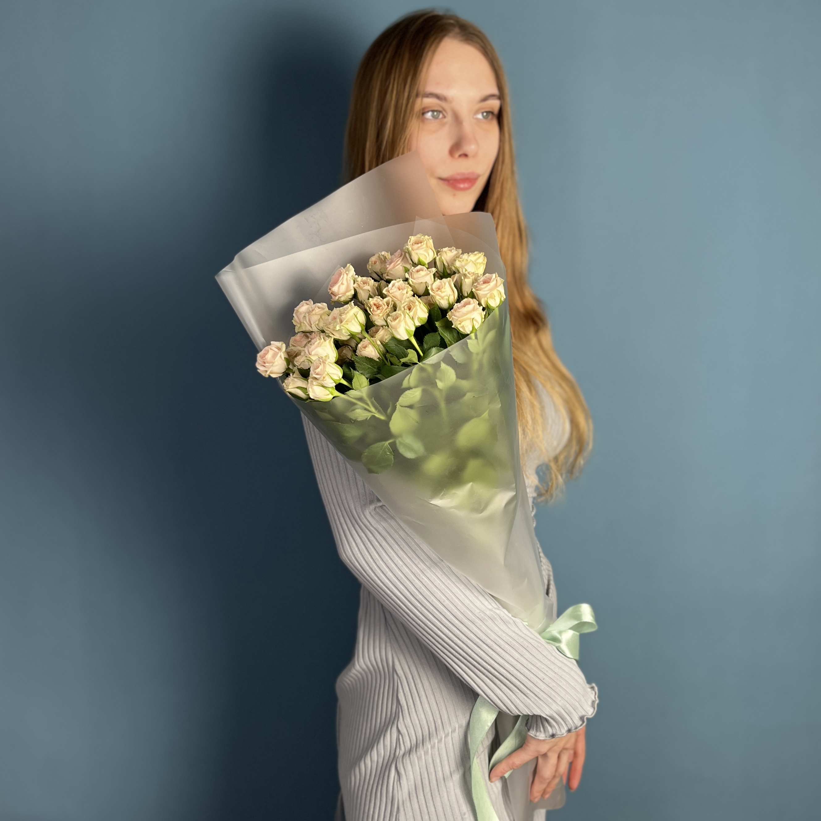 5 кустовых персиковых роз Свит Сара 60 см