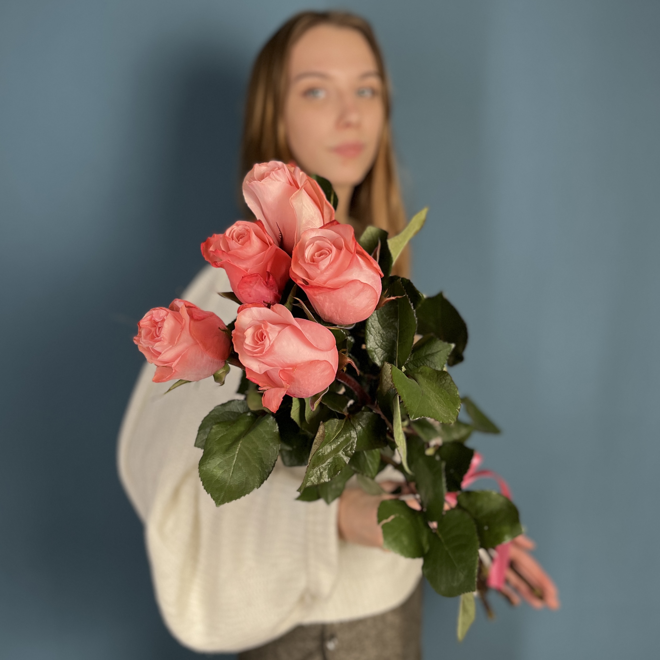 5 розовых роз Би Свит 80 см