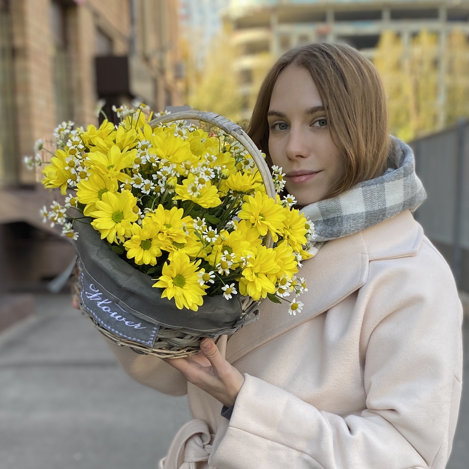 5 желтых кустовых хризантем Бакарди с ромашкой в корзине