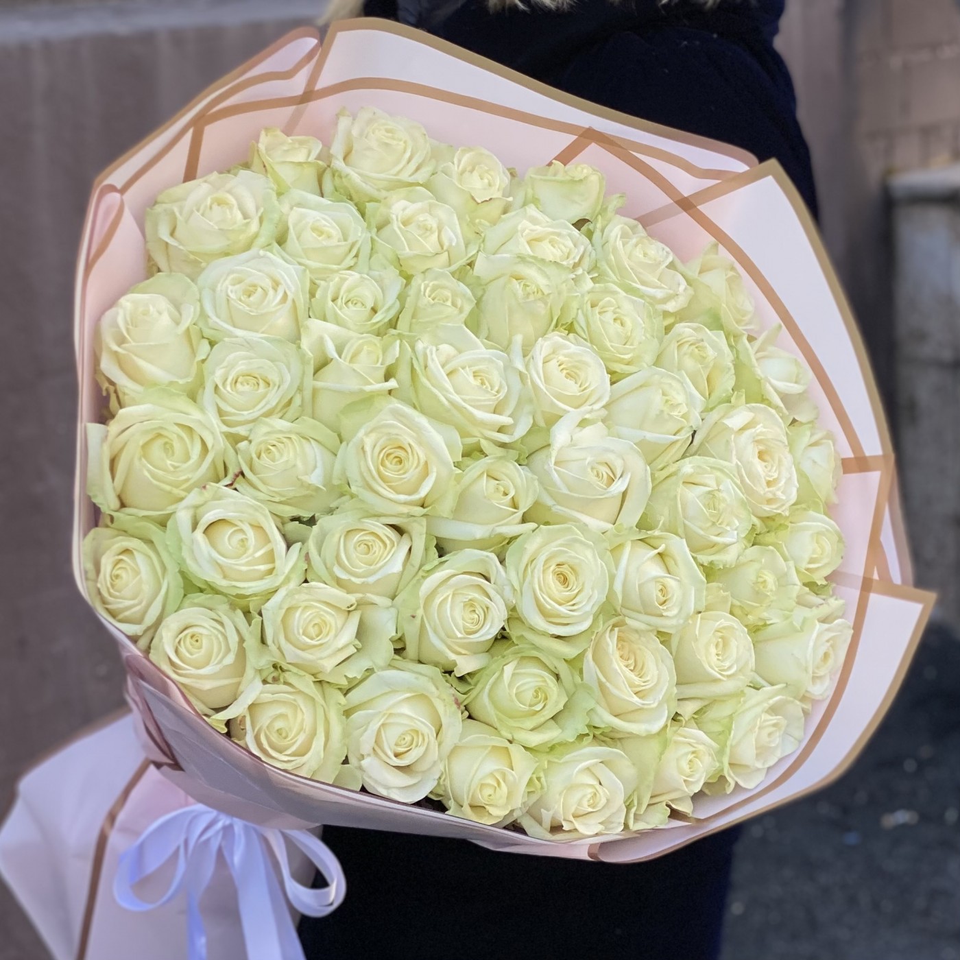 51 белая роза Аваланш 80 см