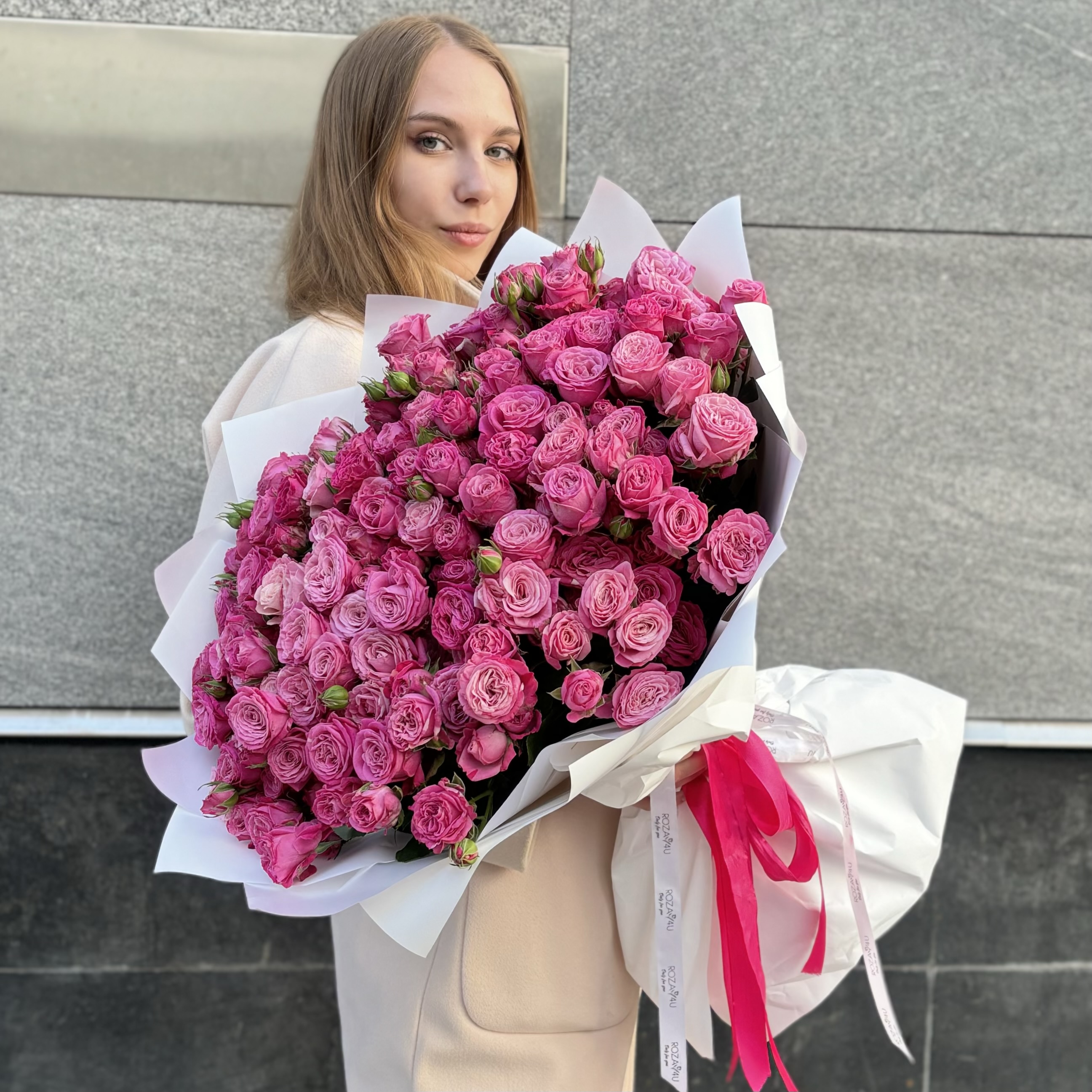 51 кустовая пионовидная роза Леди Бомбастик 50 см
