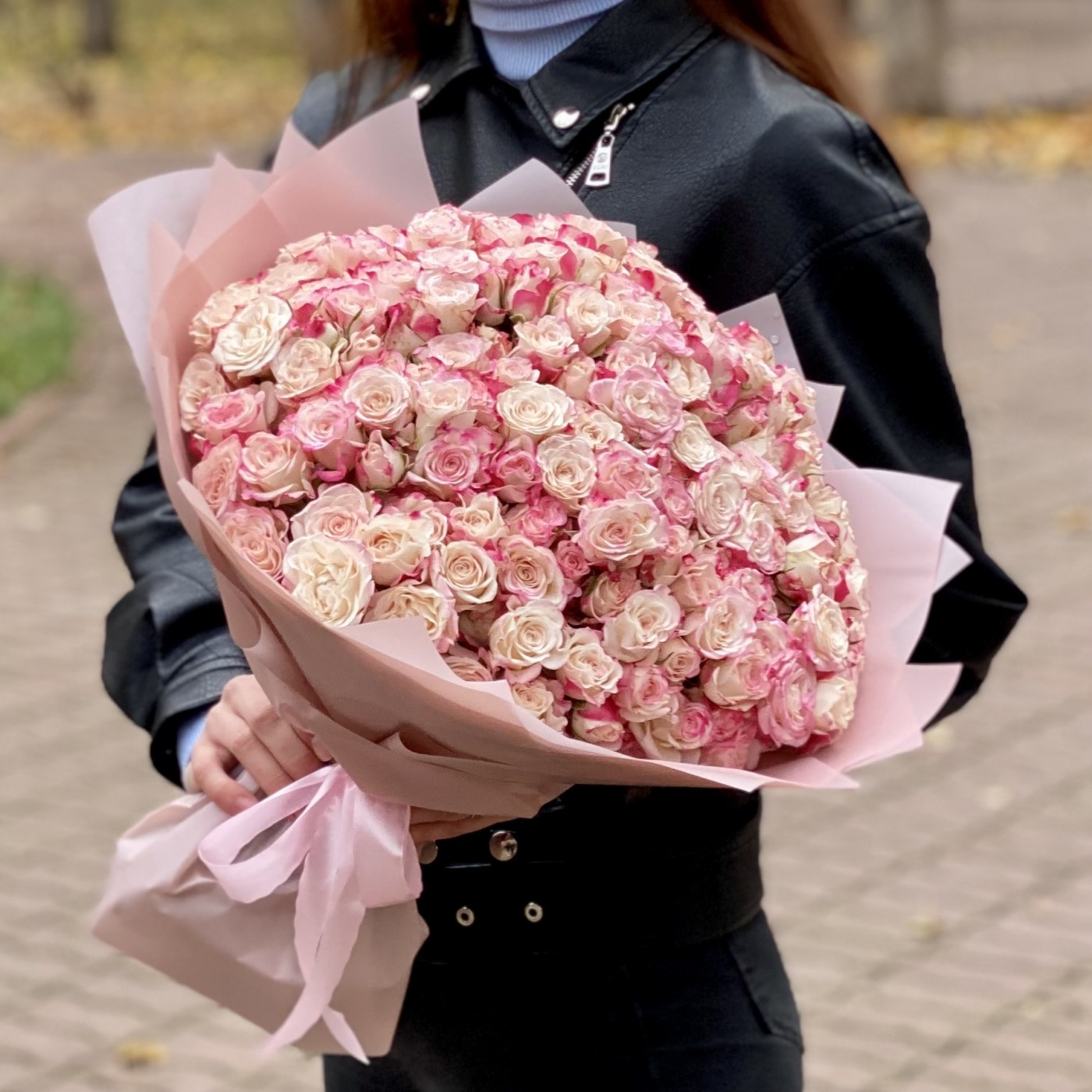 51 кустовая розовая роза Рефлекс 50 см