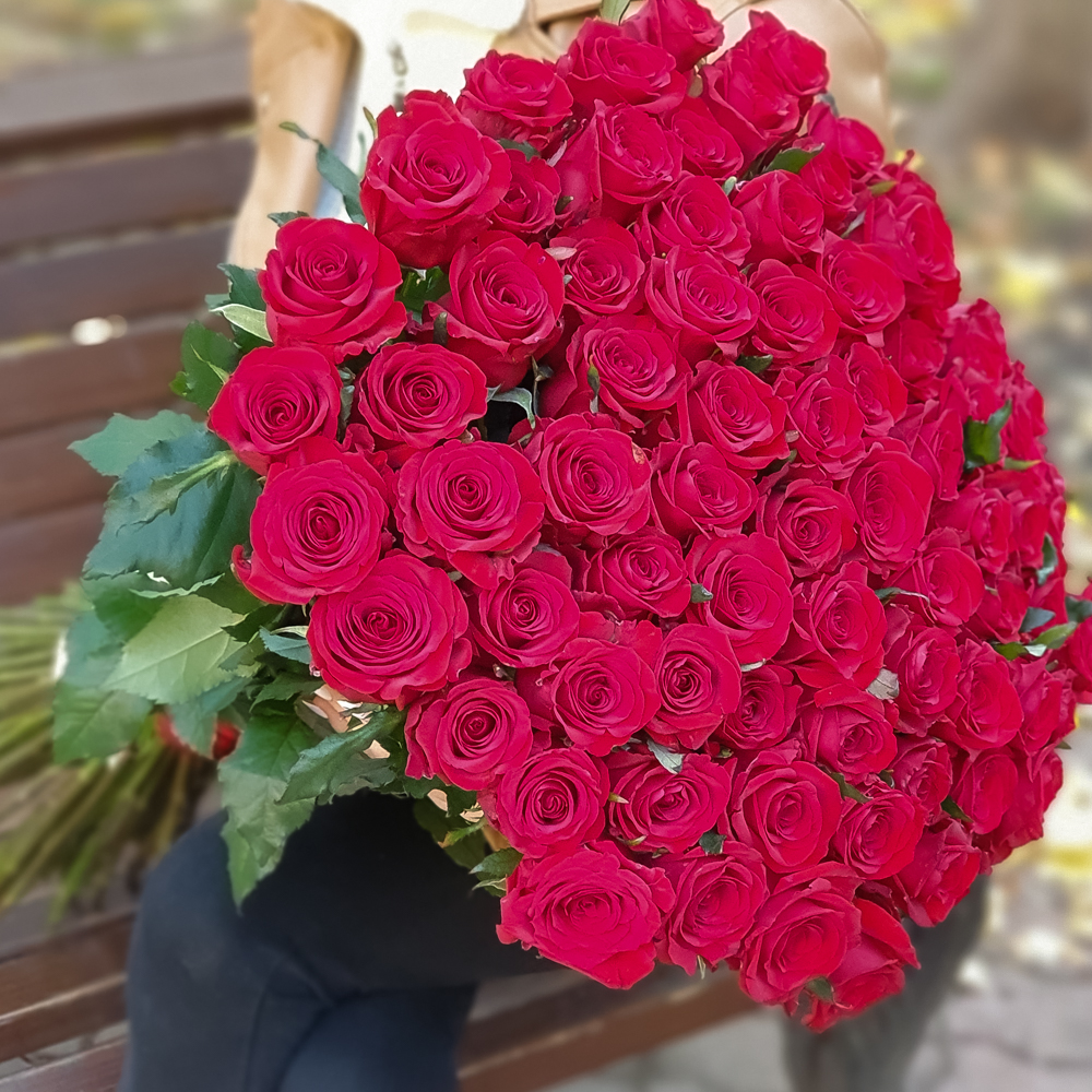 75 красных роз Эксплорер 70 см