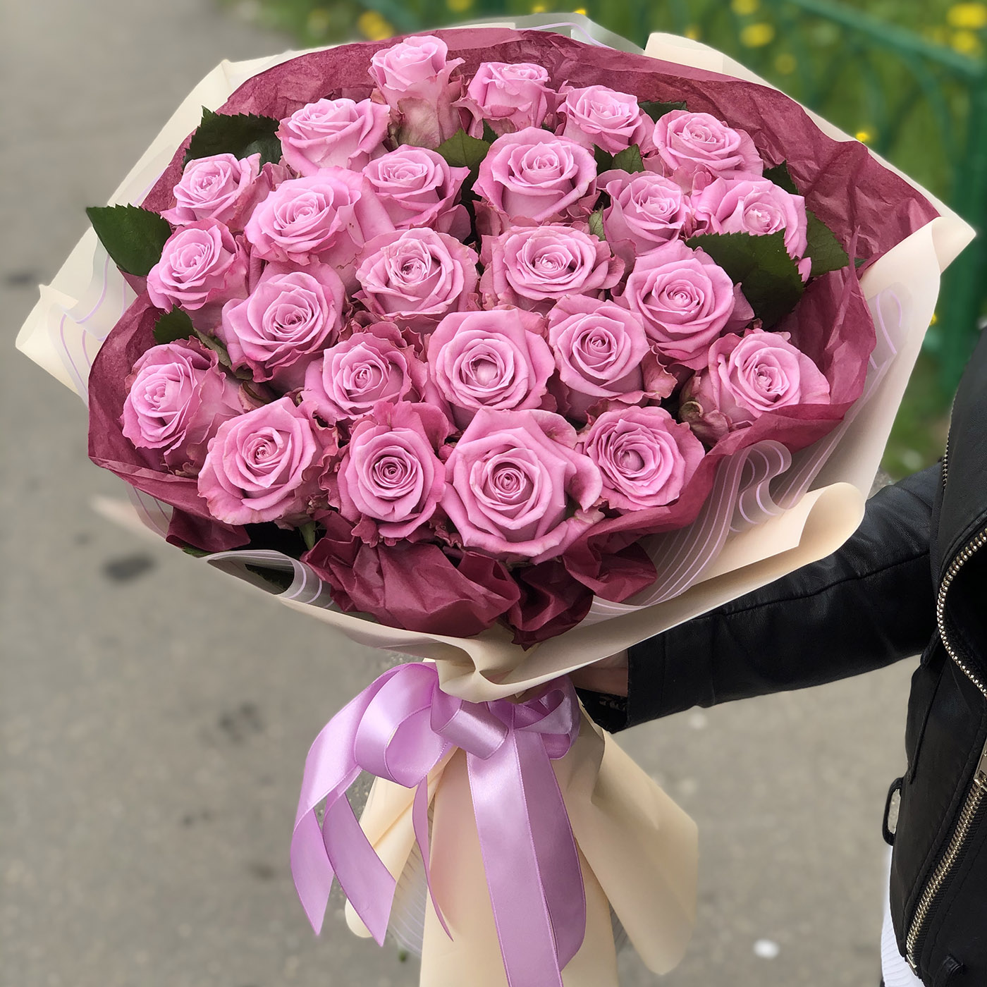 51 высокая сиреневая роза Маритим 60см | купить недорого | доставка по  Москве и области