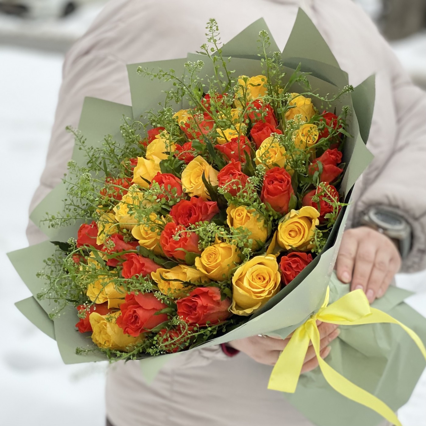 51 роза яркий микс с гринбел