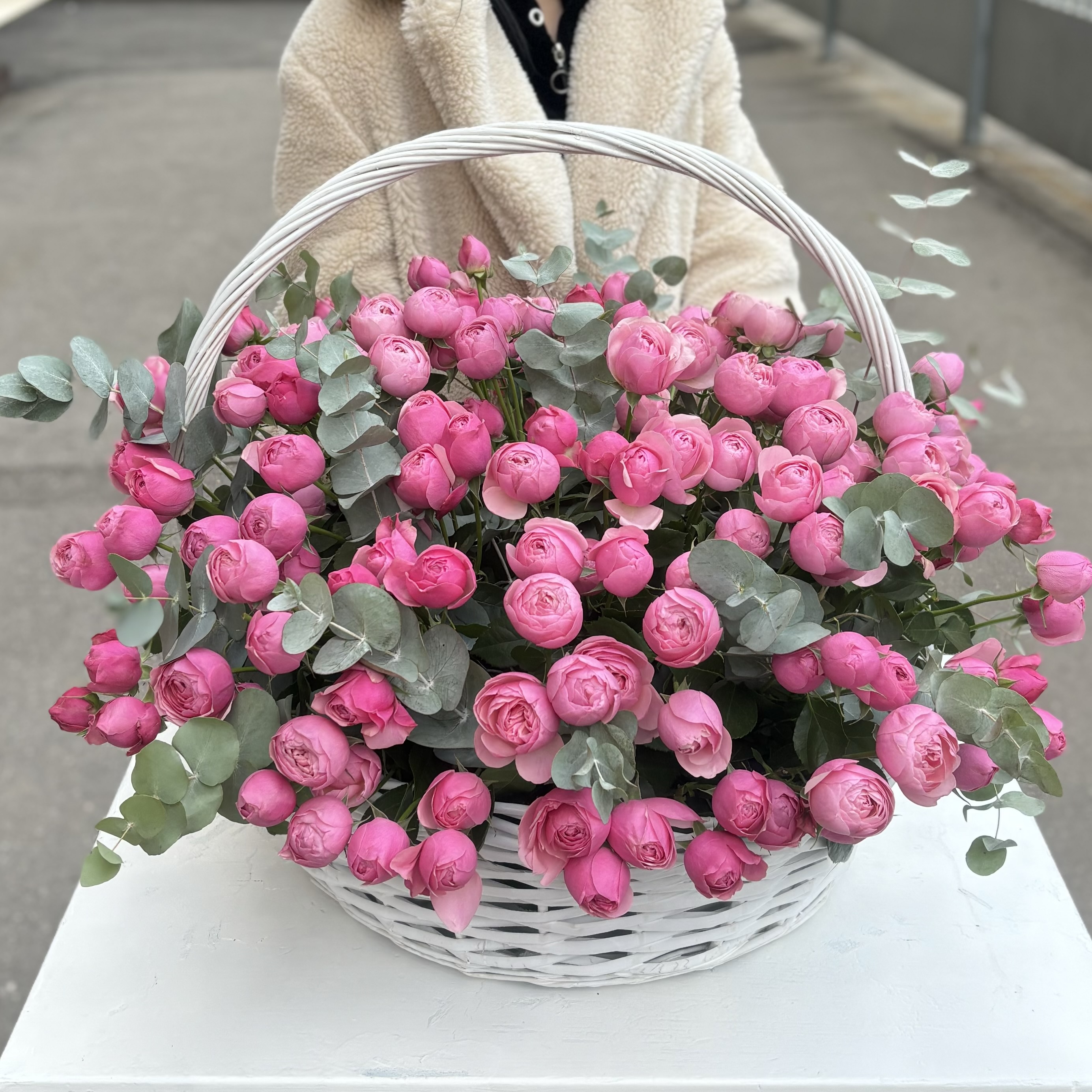 51 пионовидная кустовая роза Сильва Пинк в корзине