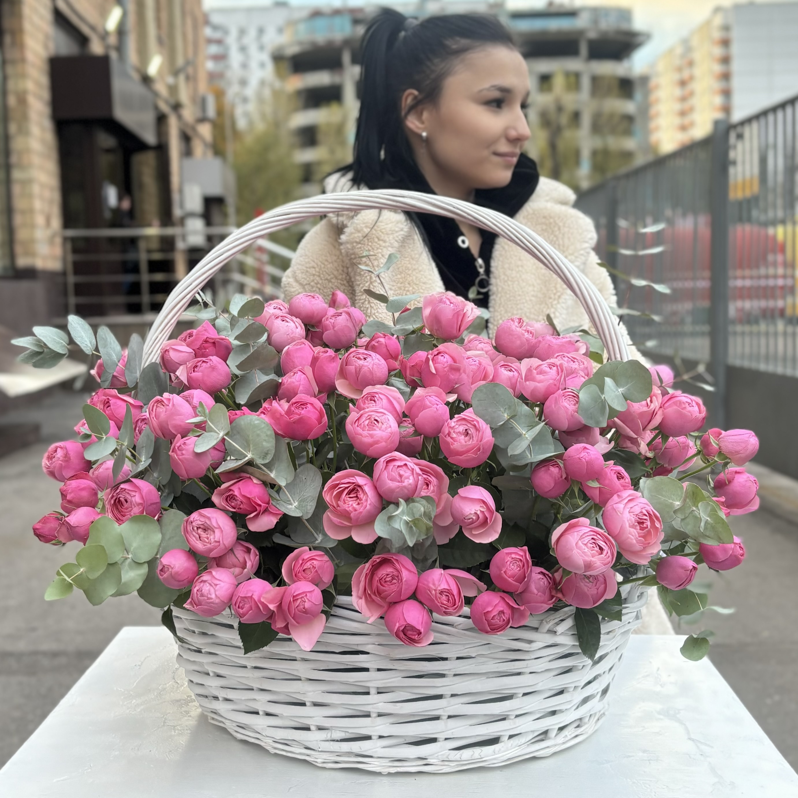 51 пионовидная кустовая роза Сильва Пинк в корзине