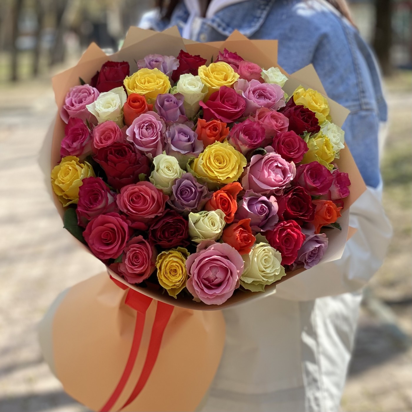 51 роза яркий микс 50 см
