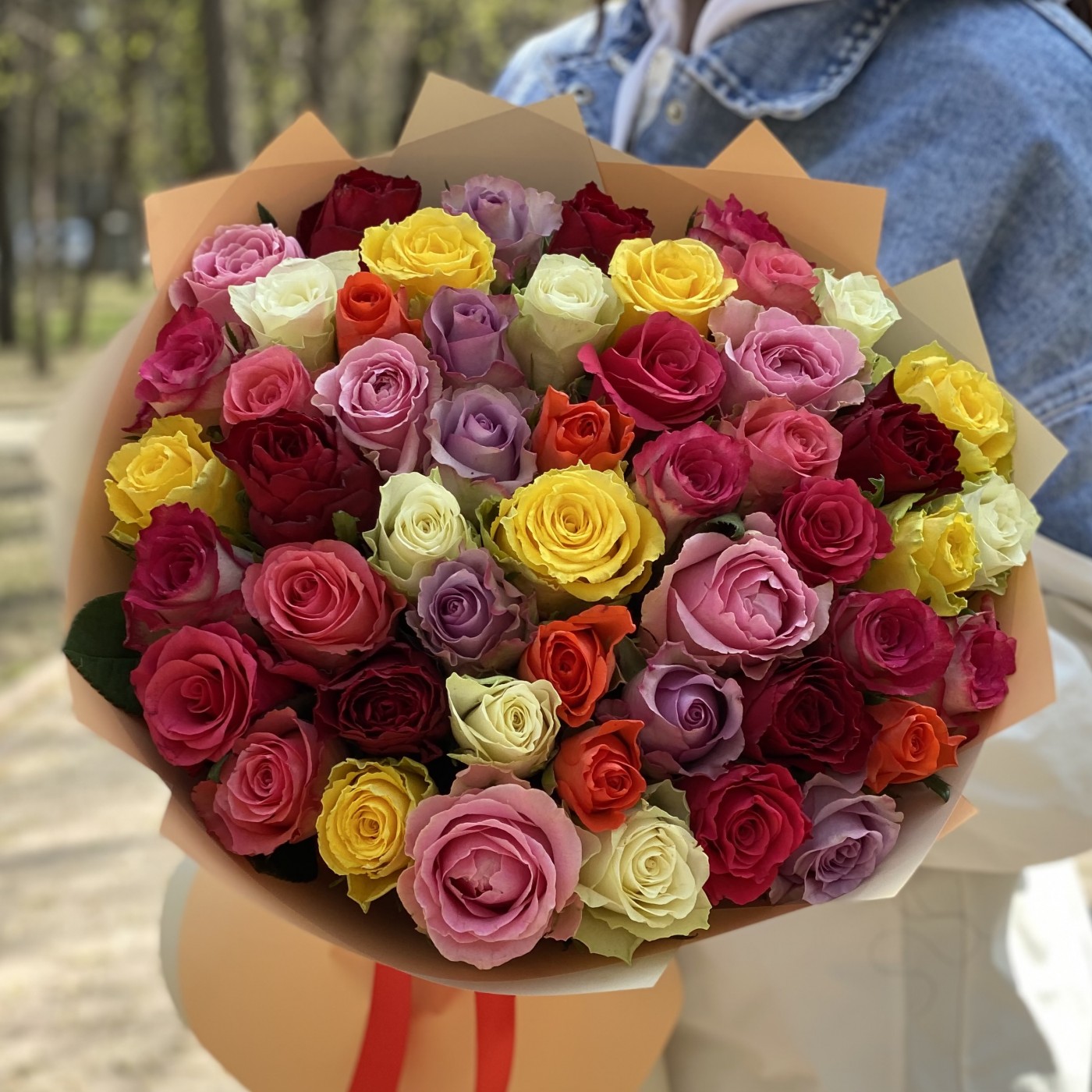 51 роза яркий микс 50 см