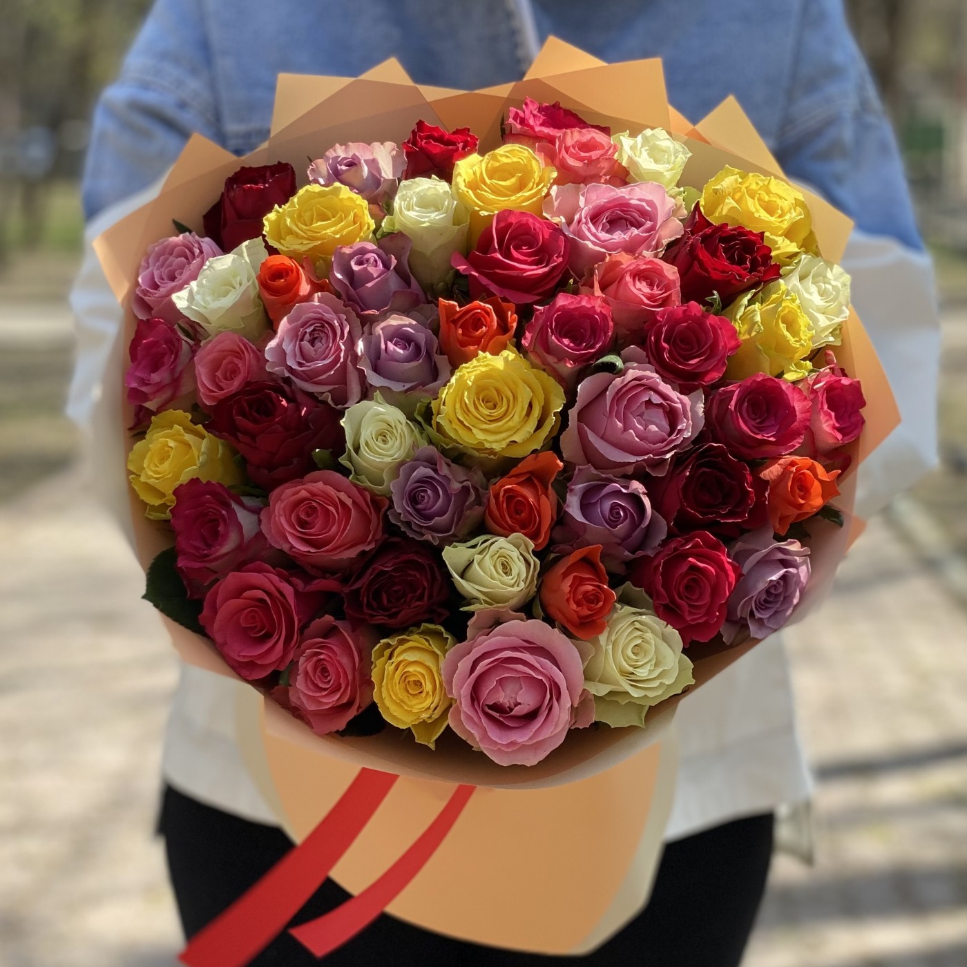51 роза яркий микс 50 см