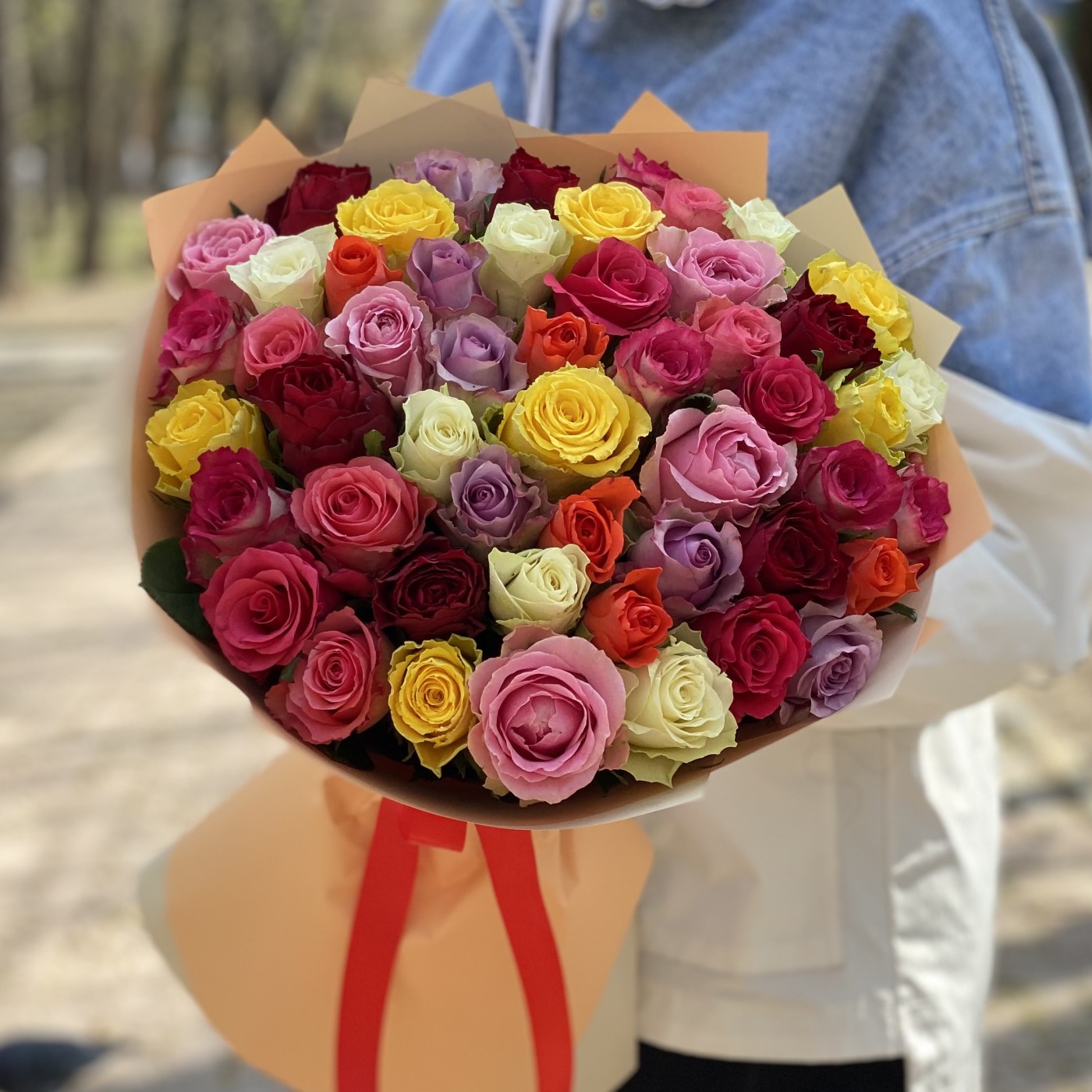 51 роза яркий микс 50 см