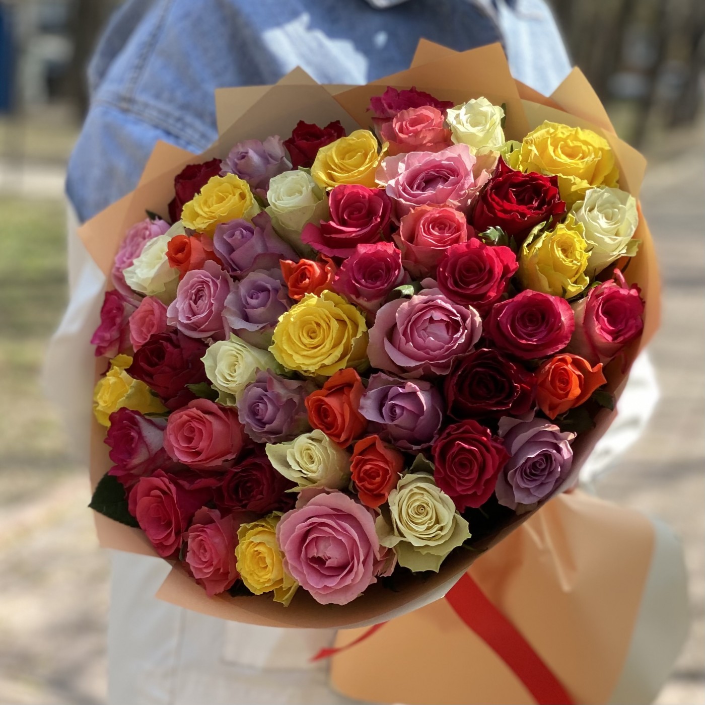 51 роза яркий микс 50 см
