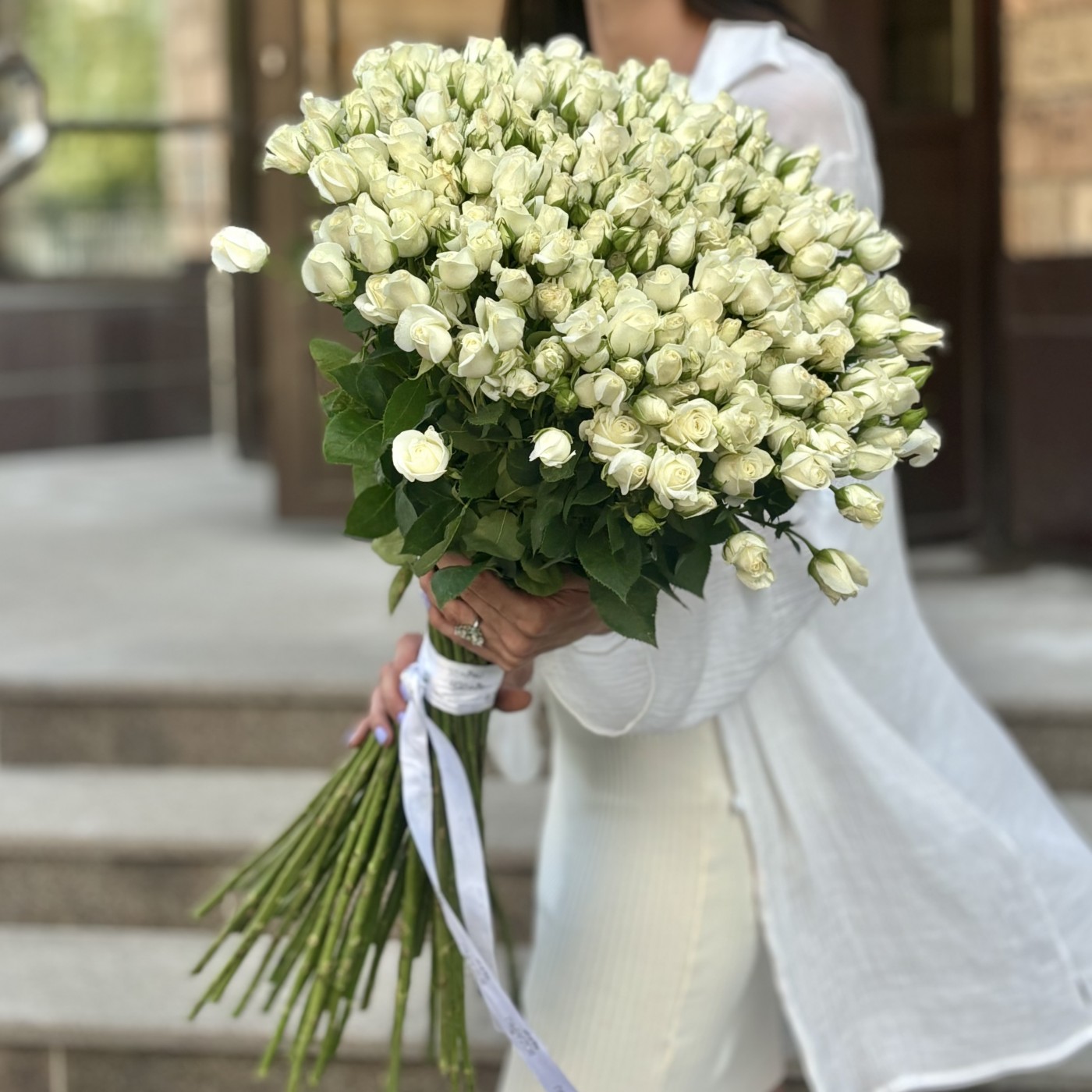 51 белая кустовая роза Сноу Бабл 80 см