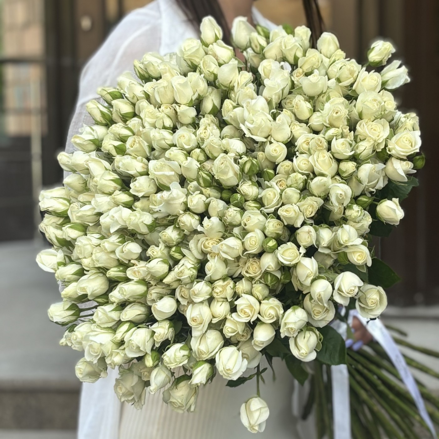 51 белая кустовая роза Сноу Бабл 80 см