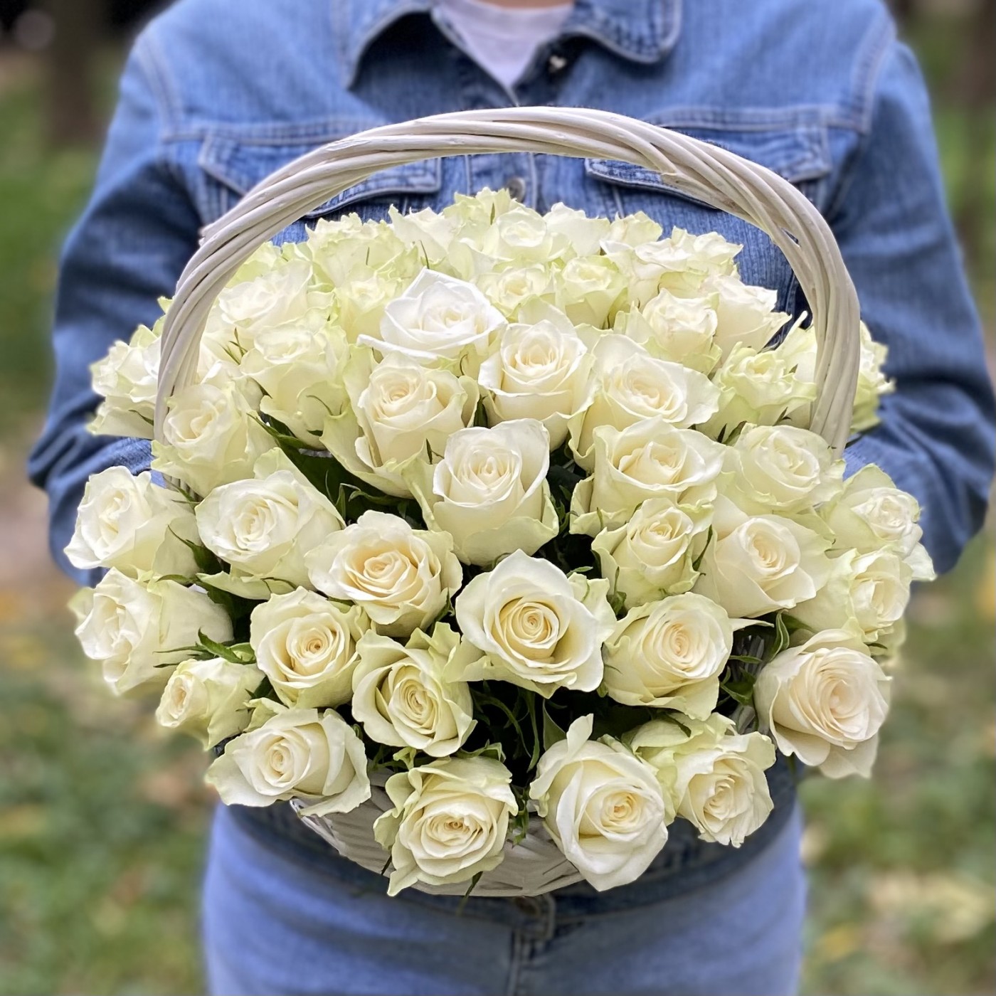 51 белая роза в корзине