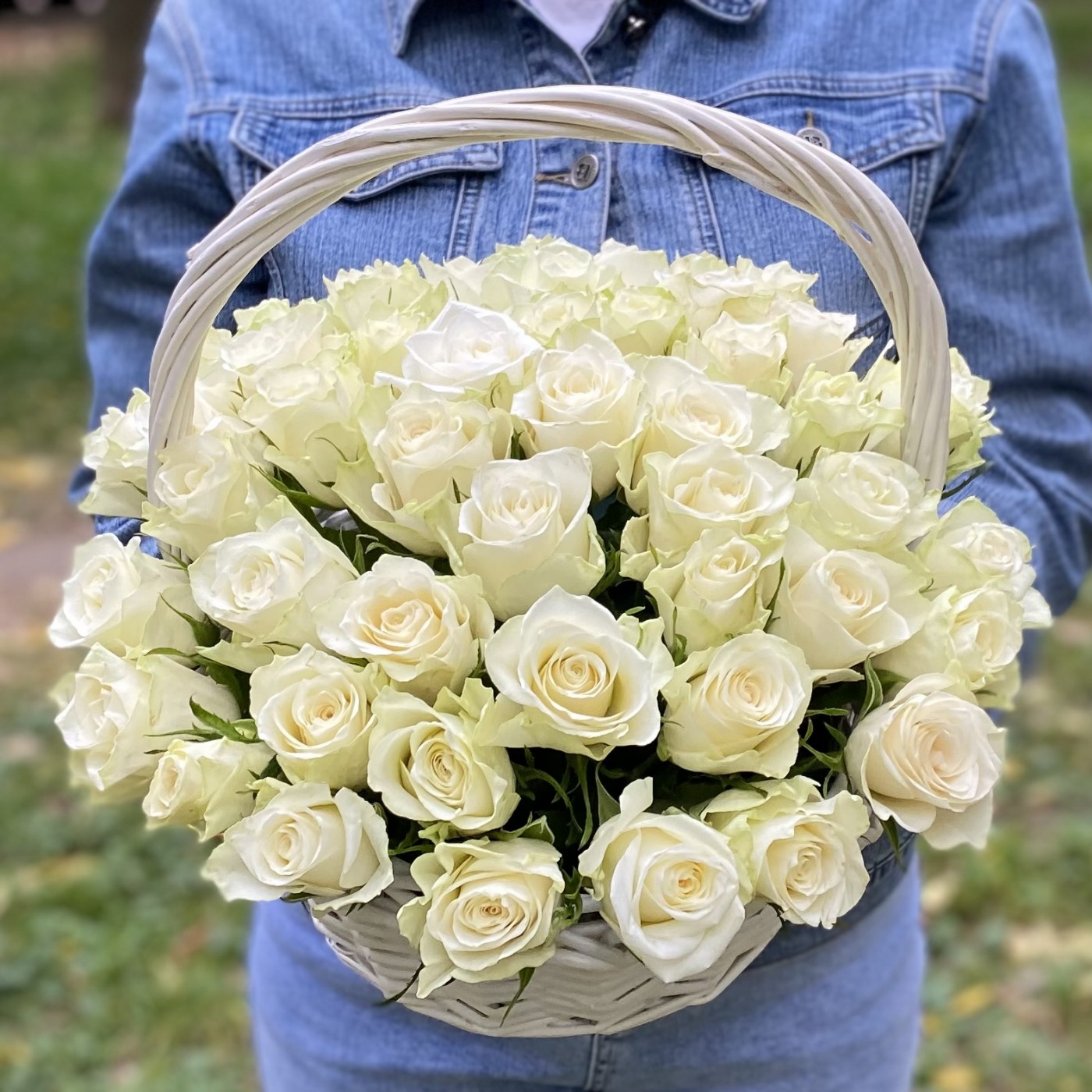 51 белая роза в корзине