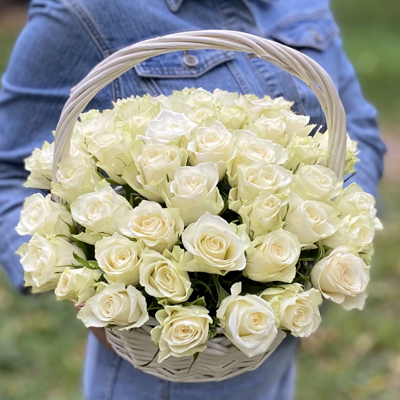 51 белая роза в корзине
