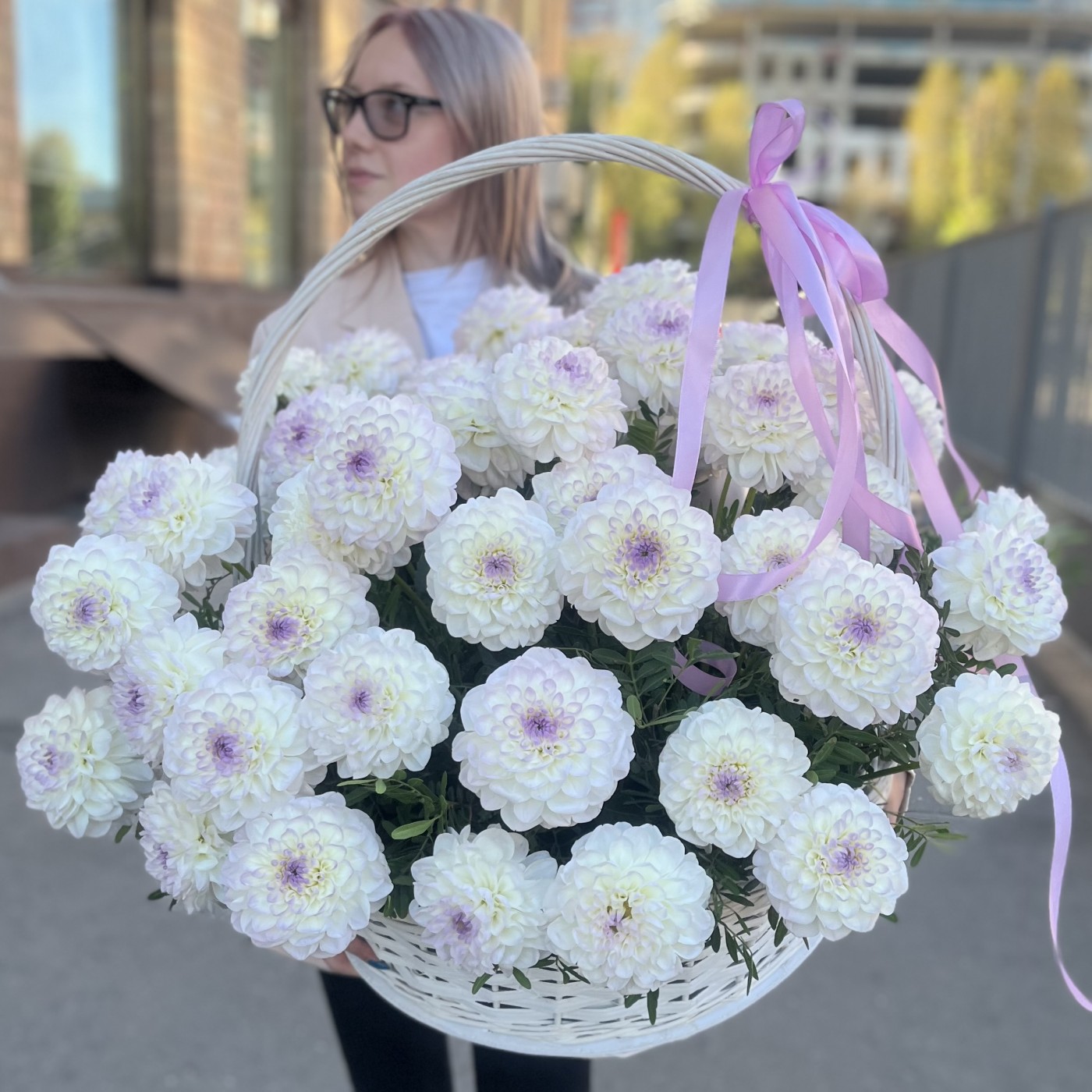 51 бело-сиреневая георгина в корзине