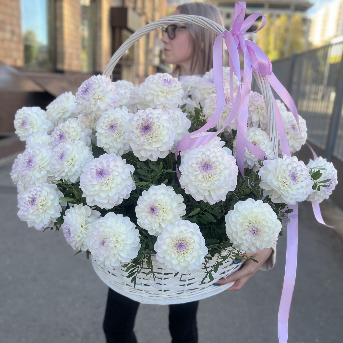51 бело-сиреневая георгина в корзине