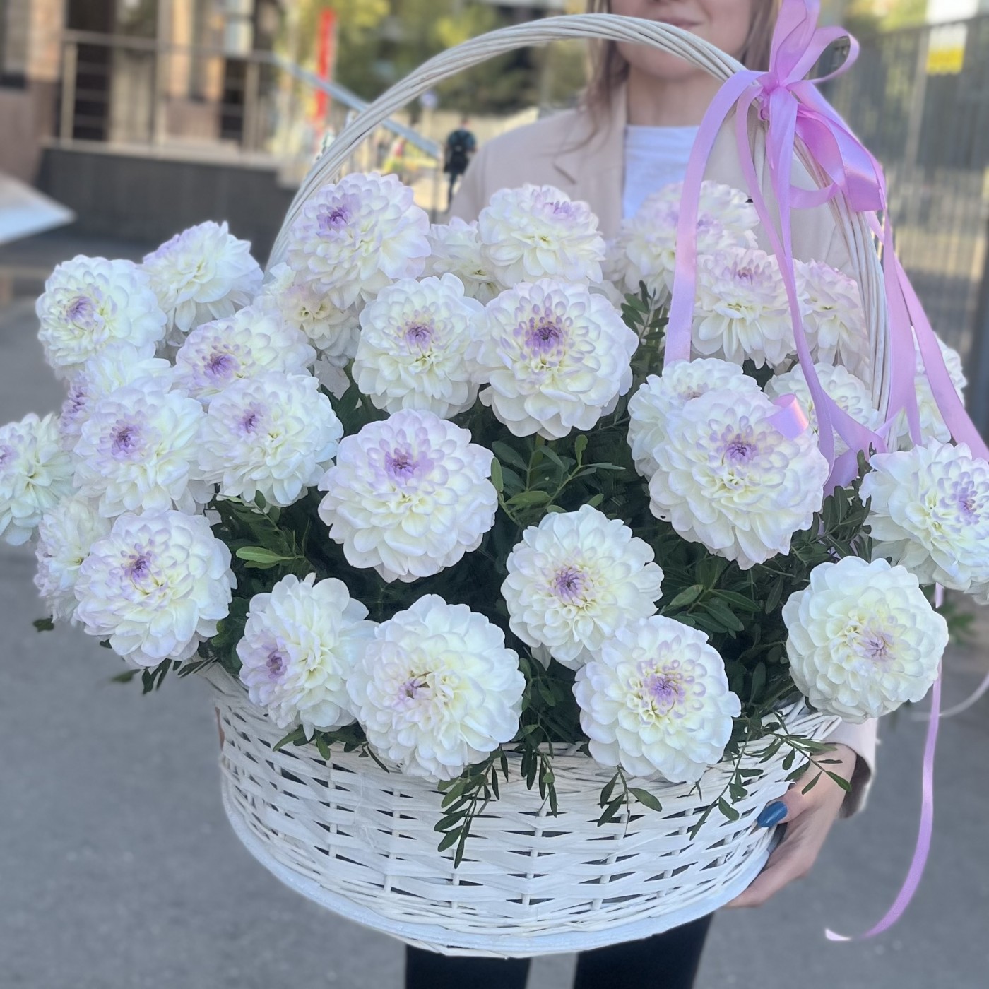 51 бело-сиреневая георгина в корзине