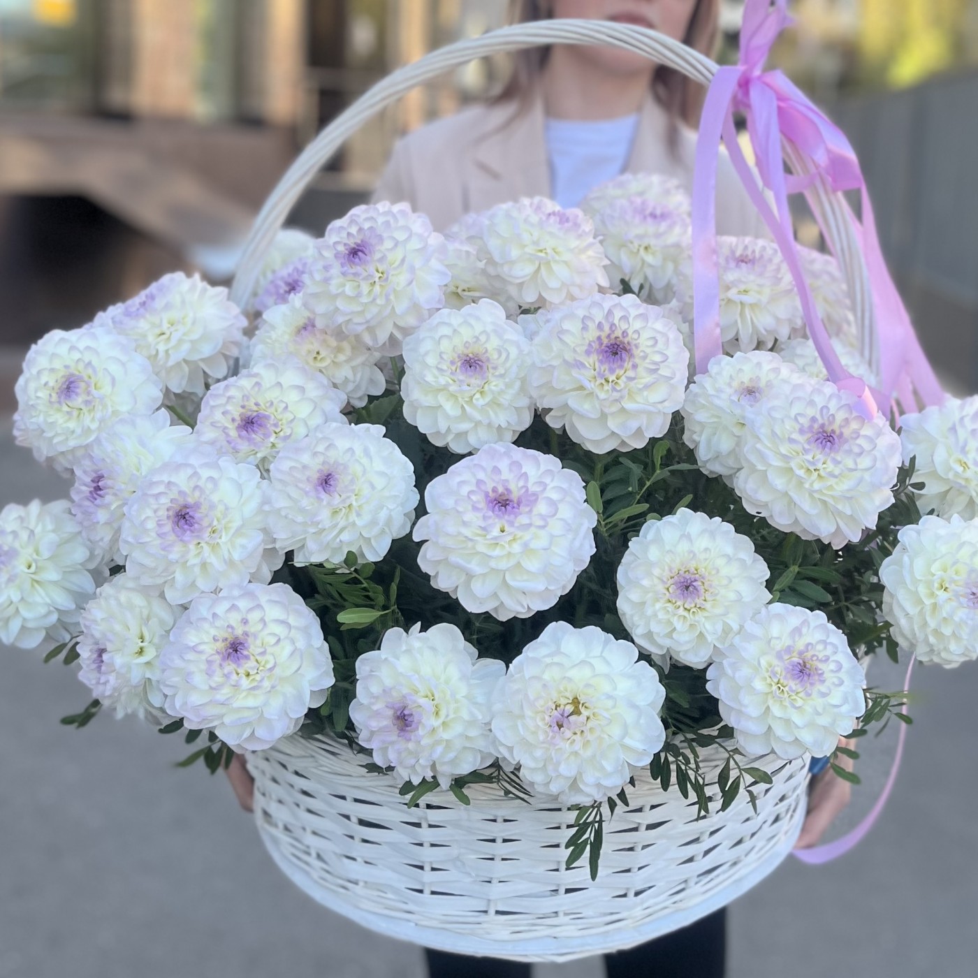 51 бело-сиреневая георгина в корзине