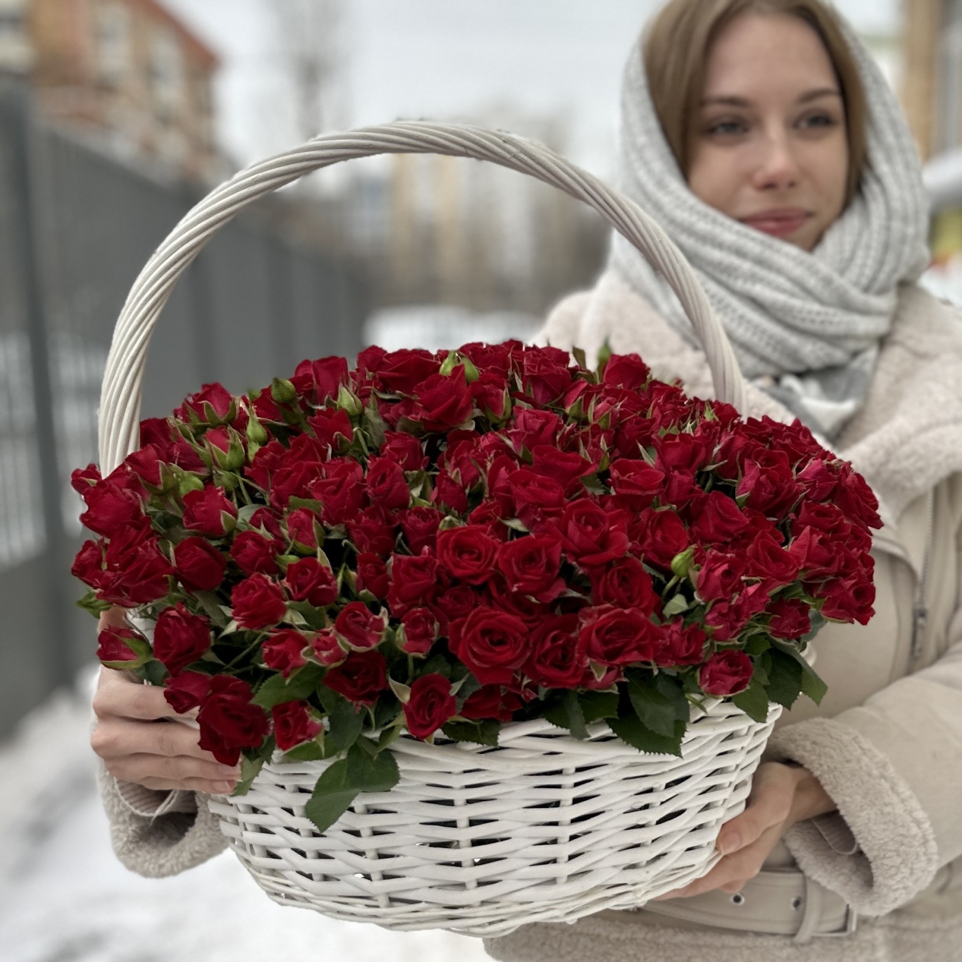 51 красная кустовая роза Рубикон в корзине