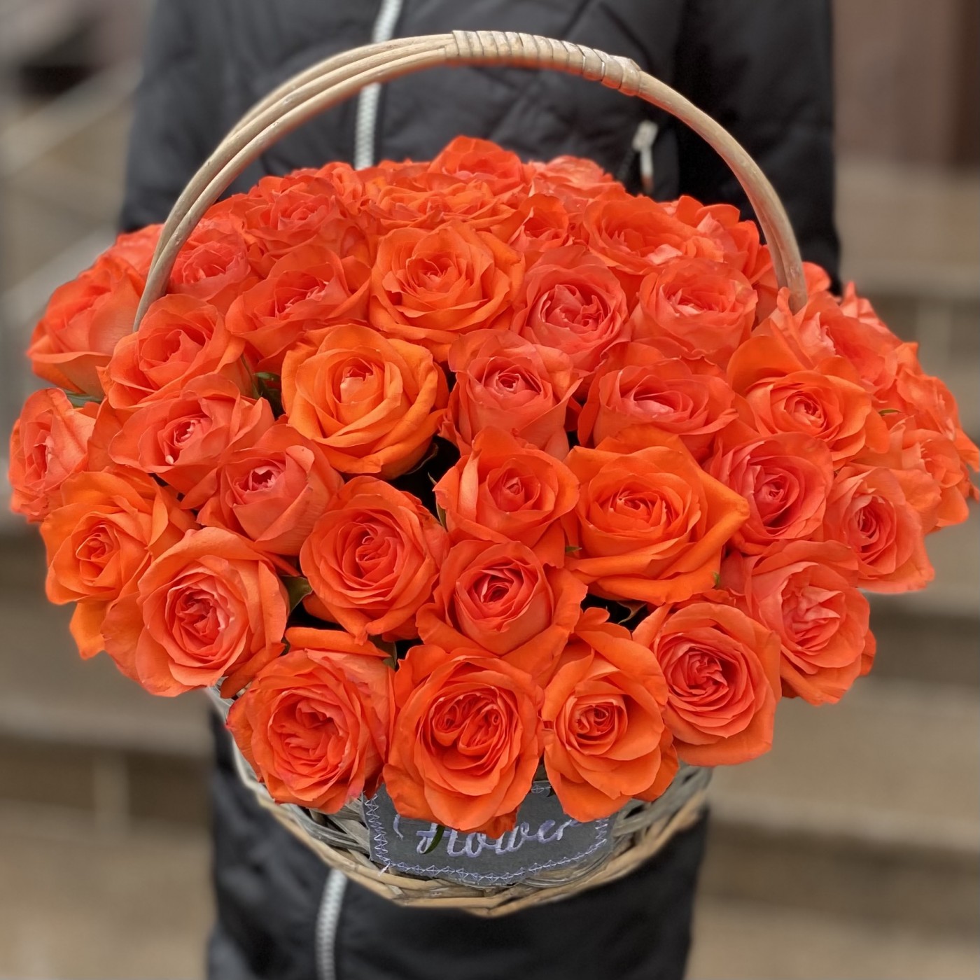 51 оранжевая роза в корзине