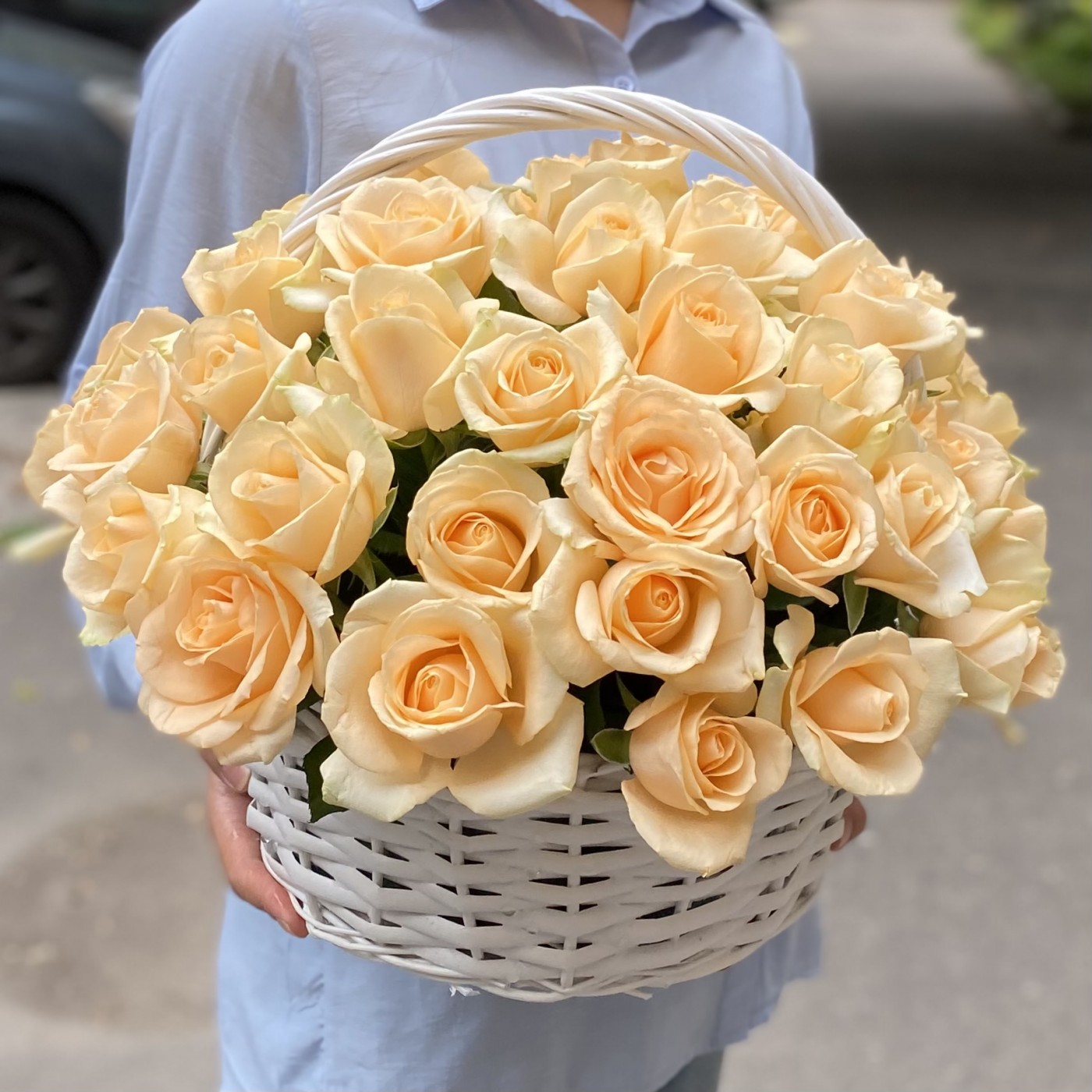 51 персиковая роза Пич аваланш в корзине