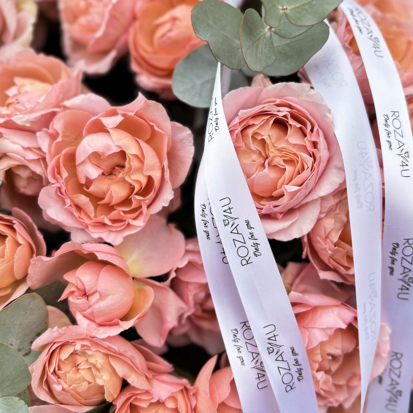 51 пионовидная кустовая роза Джульетта в корзине