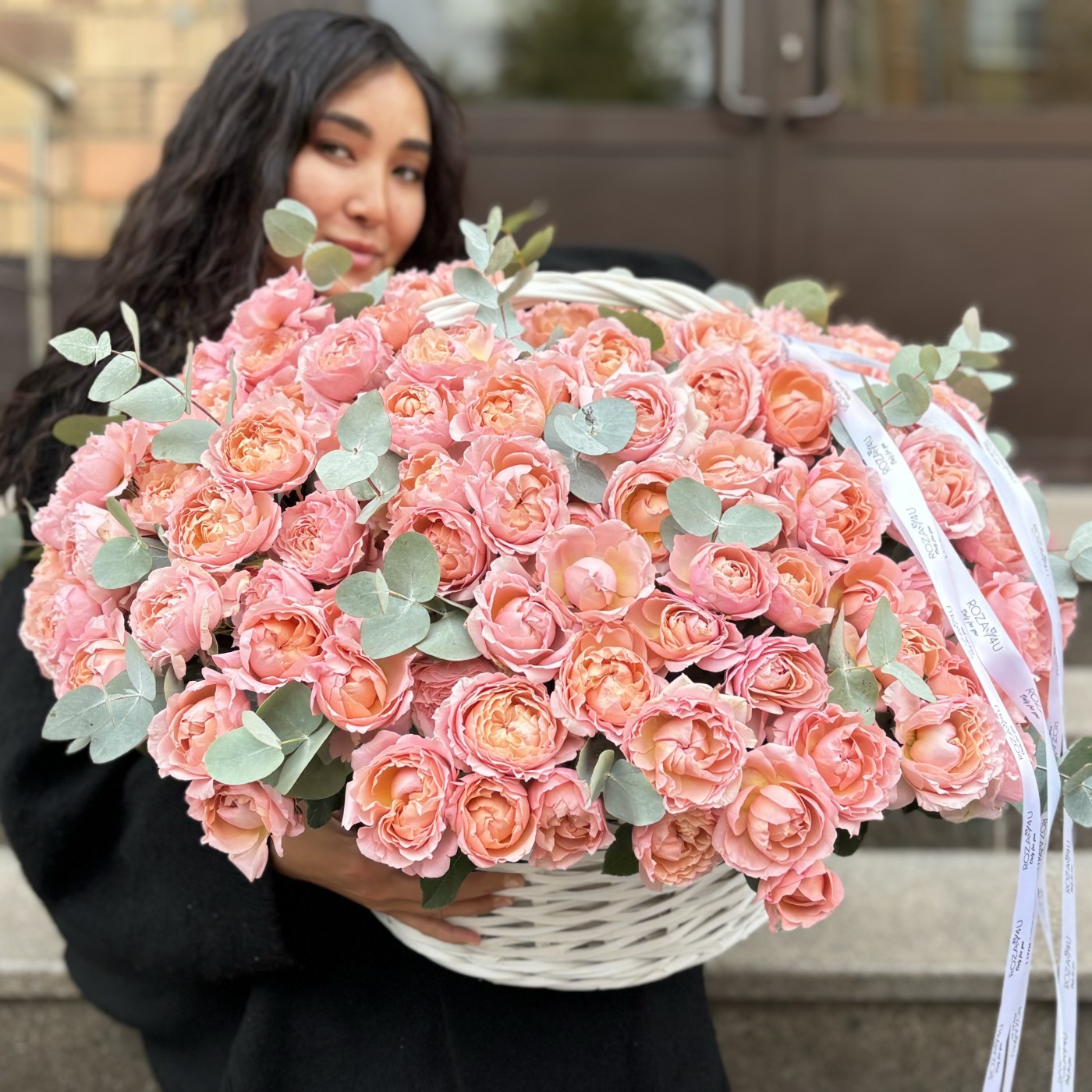 51 пионовидная кустовая роза Джульетта в корзине