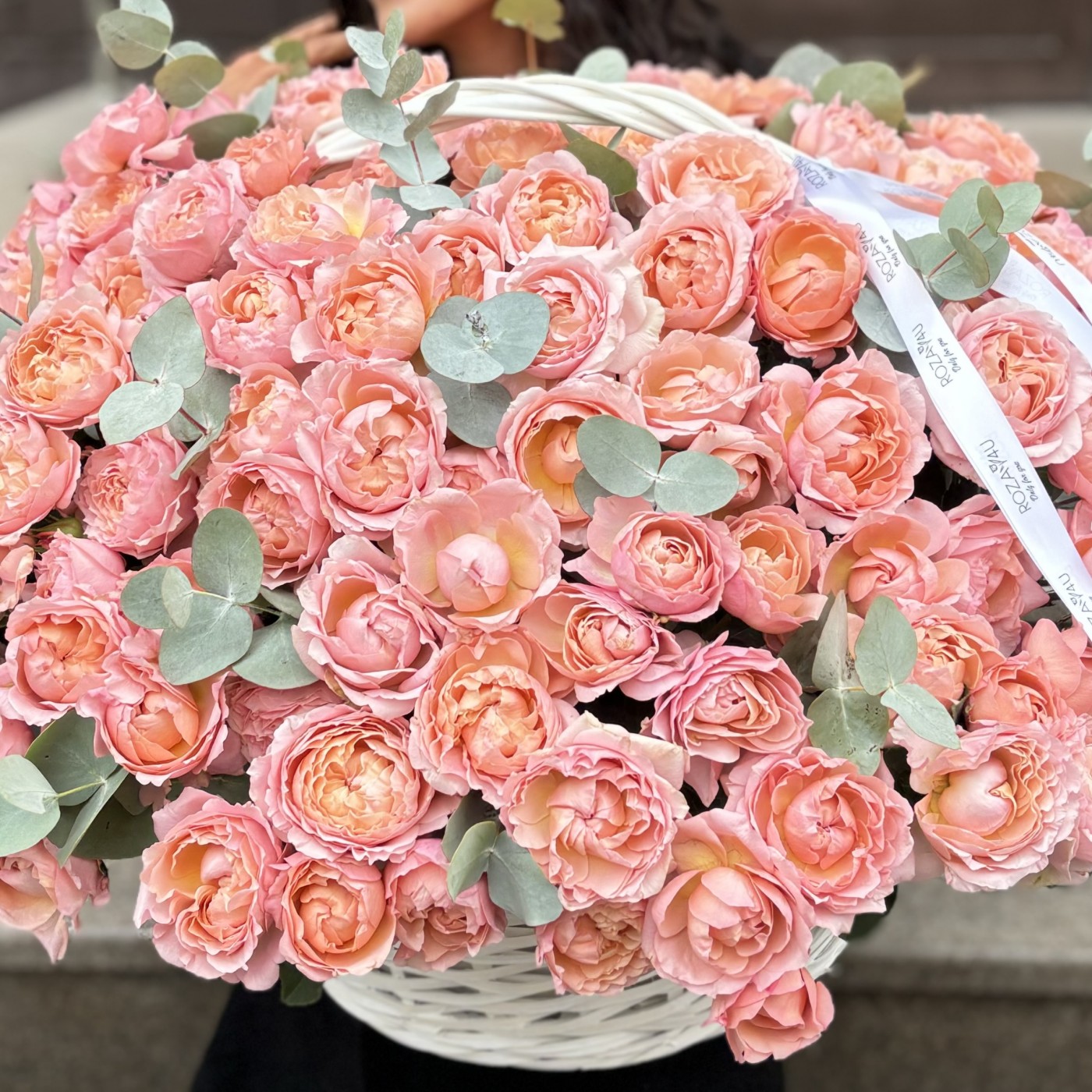 51 пионовидная кустовая роза Джульетта в корзине