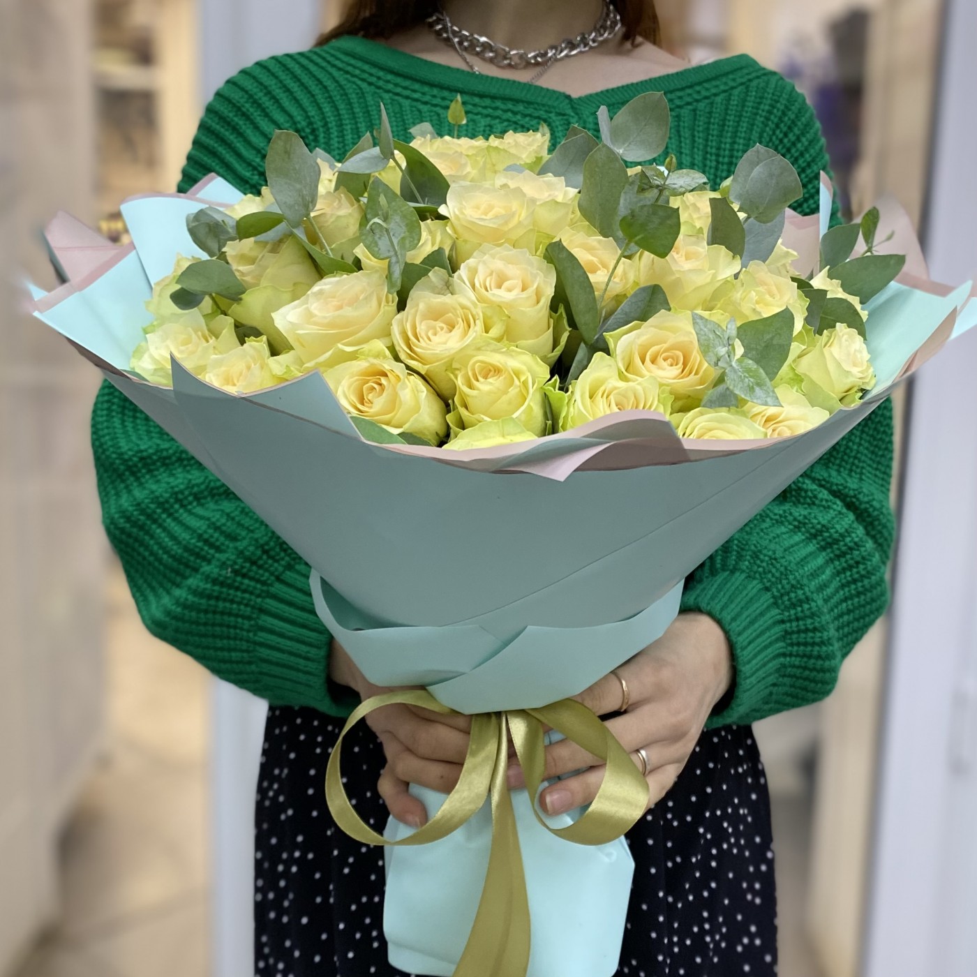 51 роза Киви с эвкалиптом