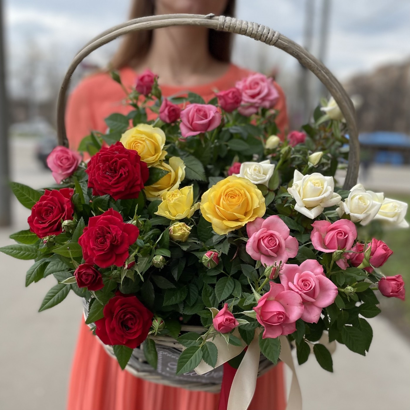 Розы в корзине заказать на День учителя