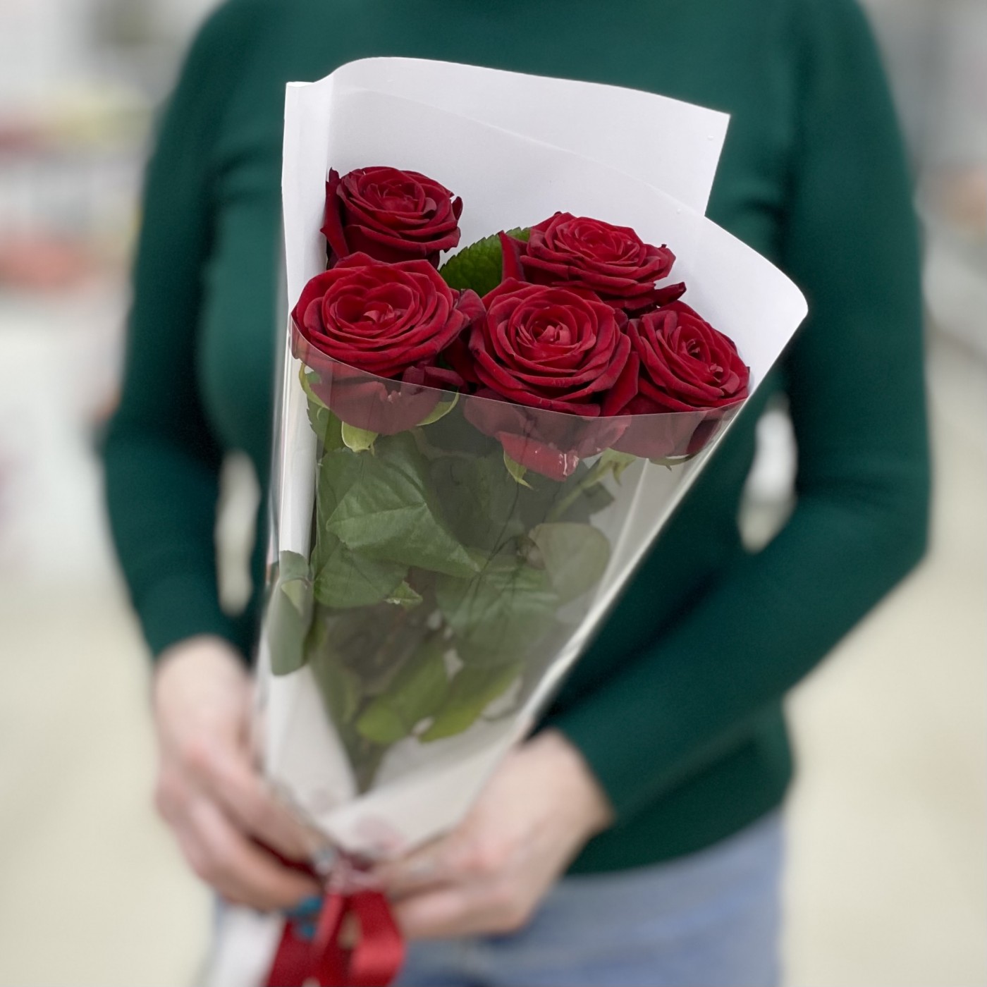 5 красных ароматных роз в упаковке